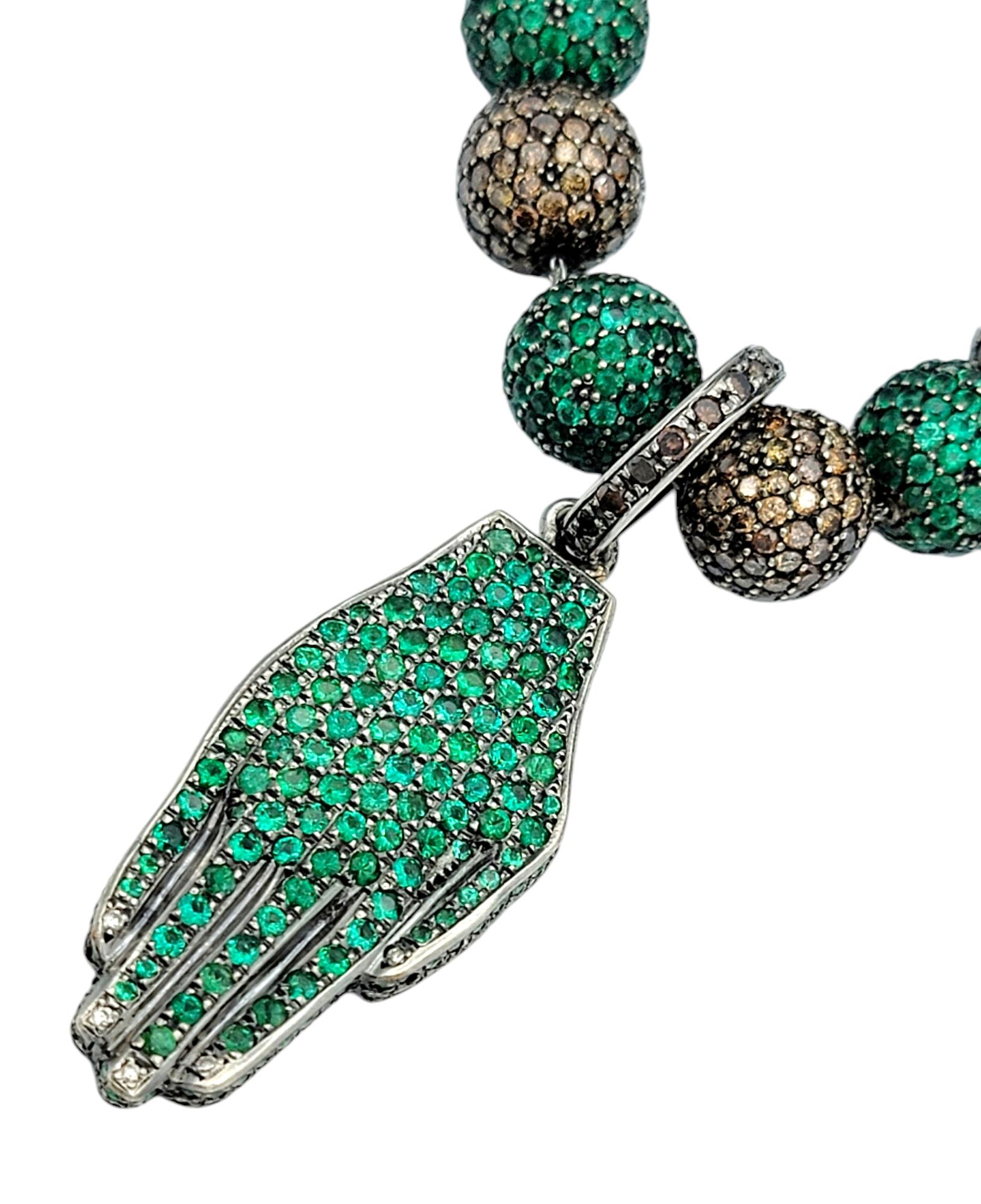 Bracciale a mano Hamsa con smeraldi e diamanti Pavé e perline in oro 14 carati in vendita 1