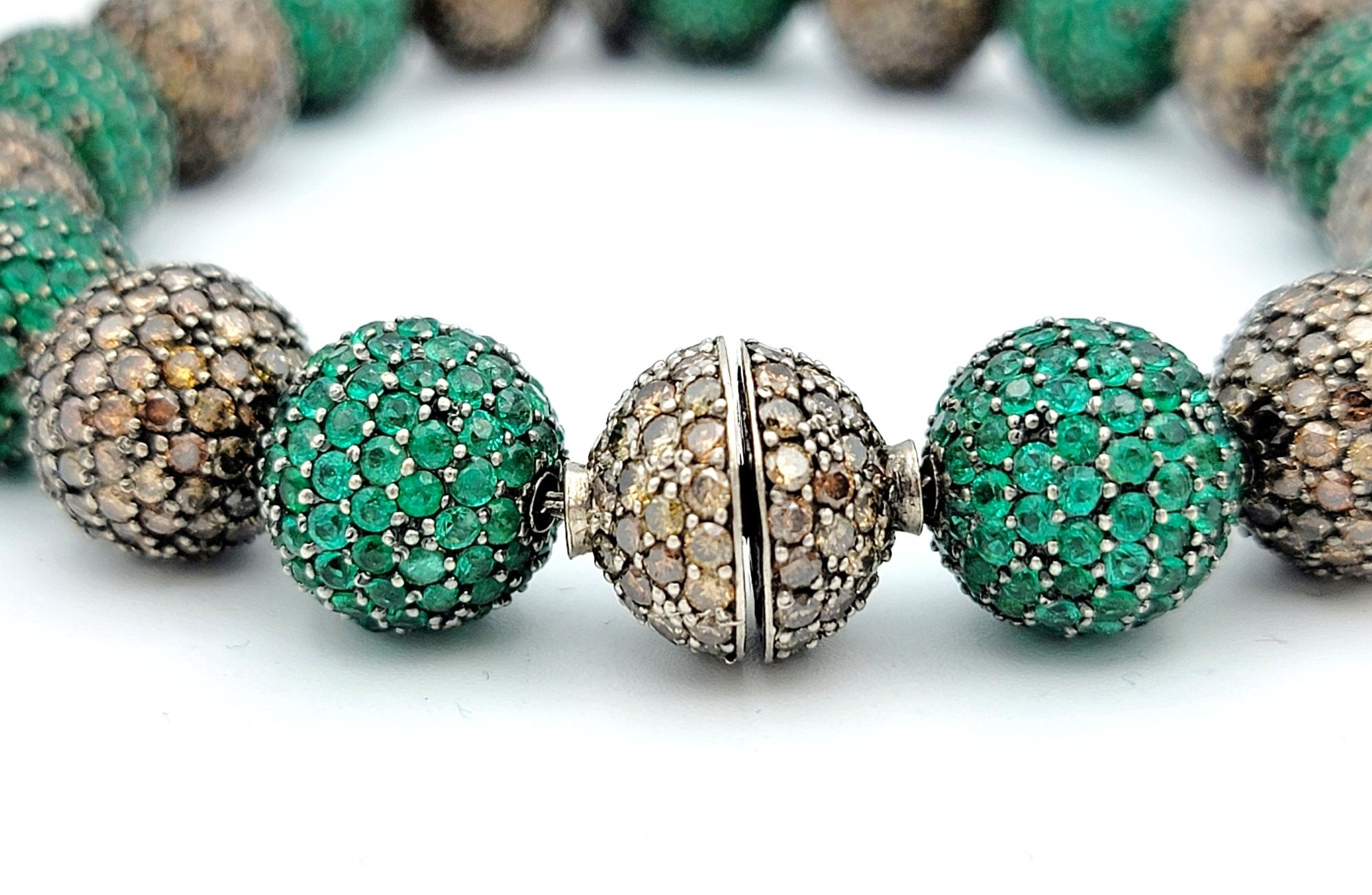 Bracciale a mano Hamsa con smeraldi e diamanti Pavé e perline in oro 14 carati in vendita 3