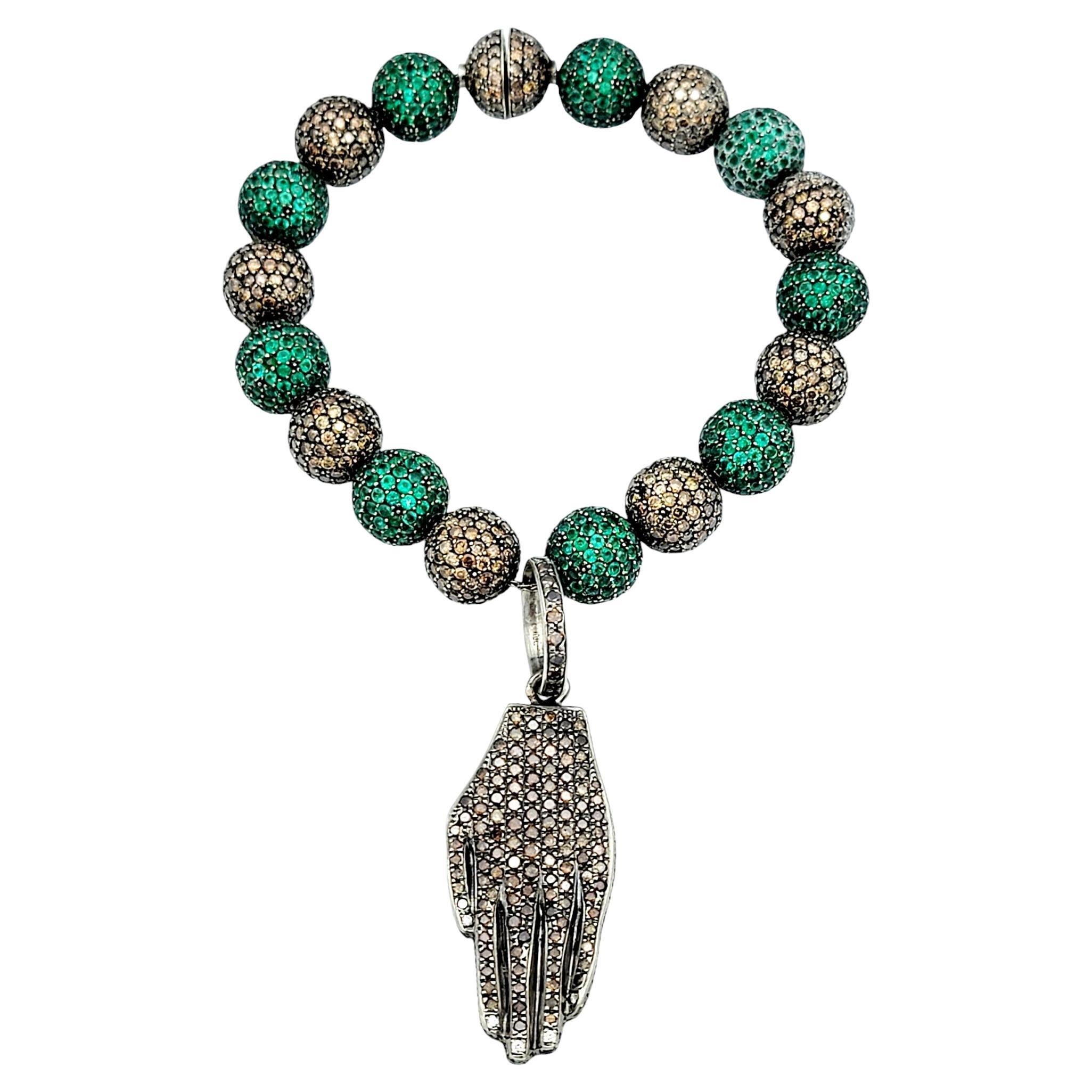 Bracciale a mano Hamsa con smeraldi e diamanti Pavé e perline in oro 14 carati in vendita