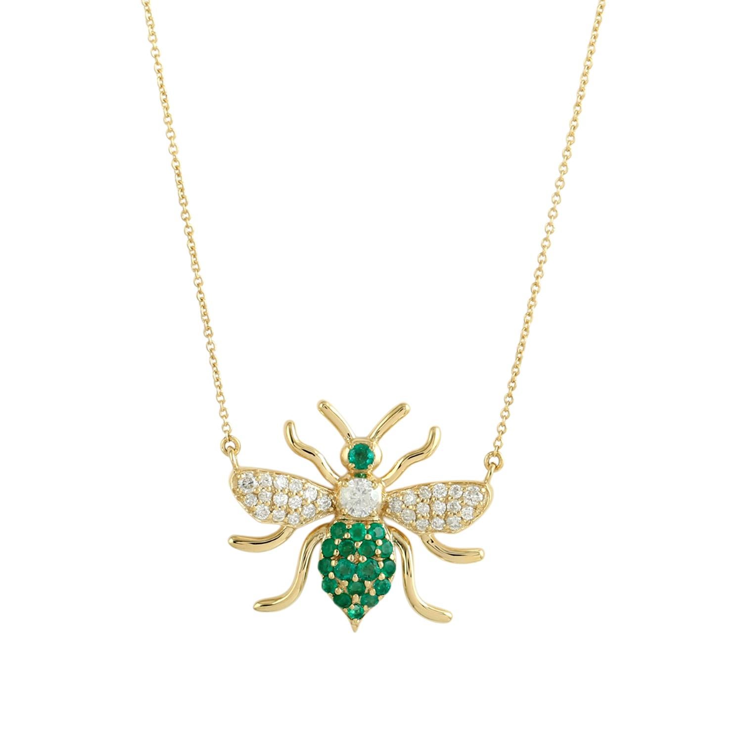 Caprichoso pero refinado, este collar colgante inspirado en las abejas cobra vida con 0,55 quilates de exuberantes esmeraldas y 0,59 quilates de brillantes diamantes. Elaborado en oro amarillo de 14 quilates, el diseño captura el encanto de la