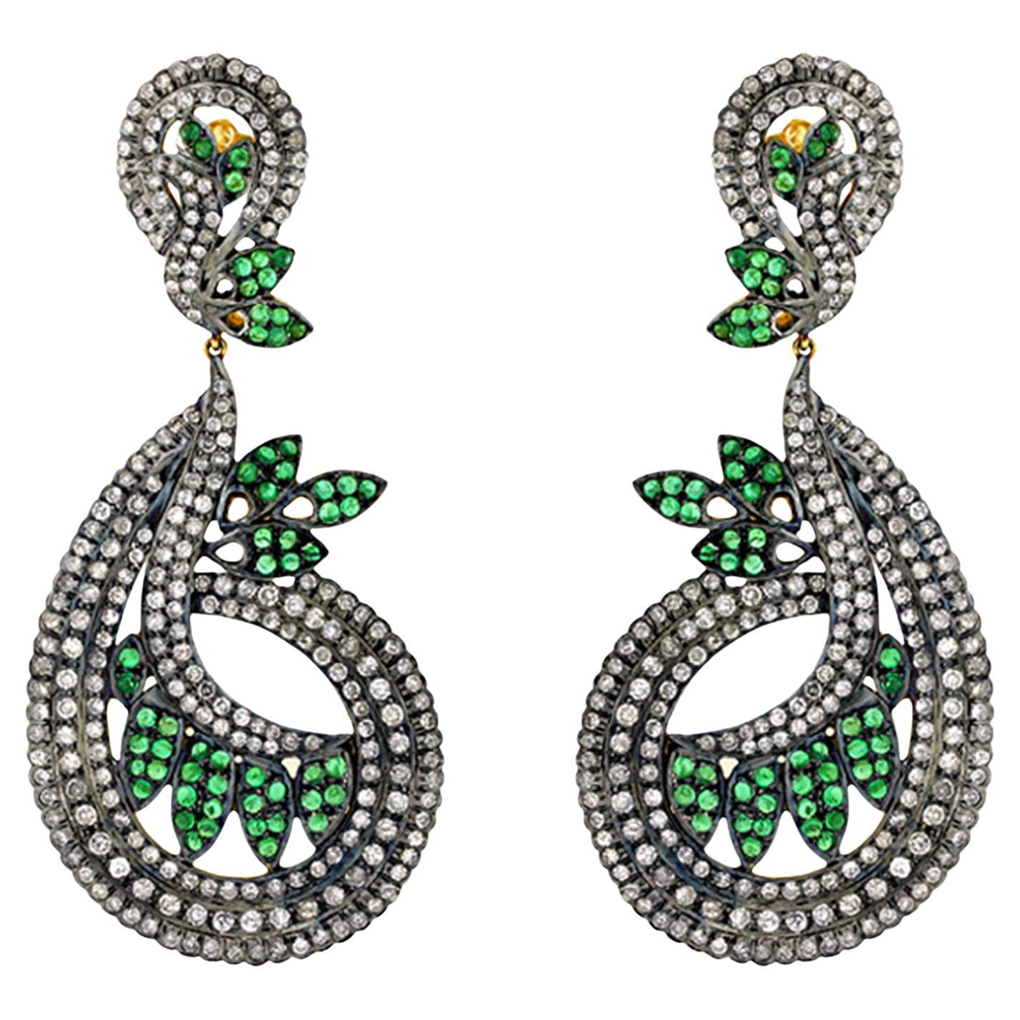 Orecchini pendenti con smeraldo e diamanti in oro giallo 14 carati