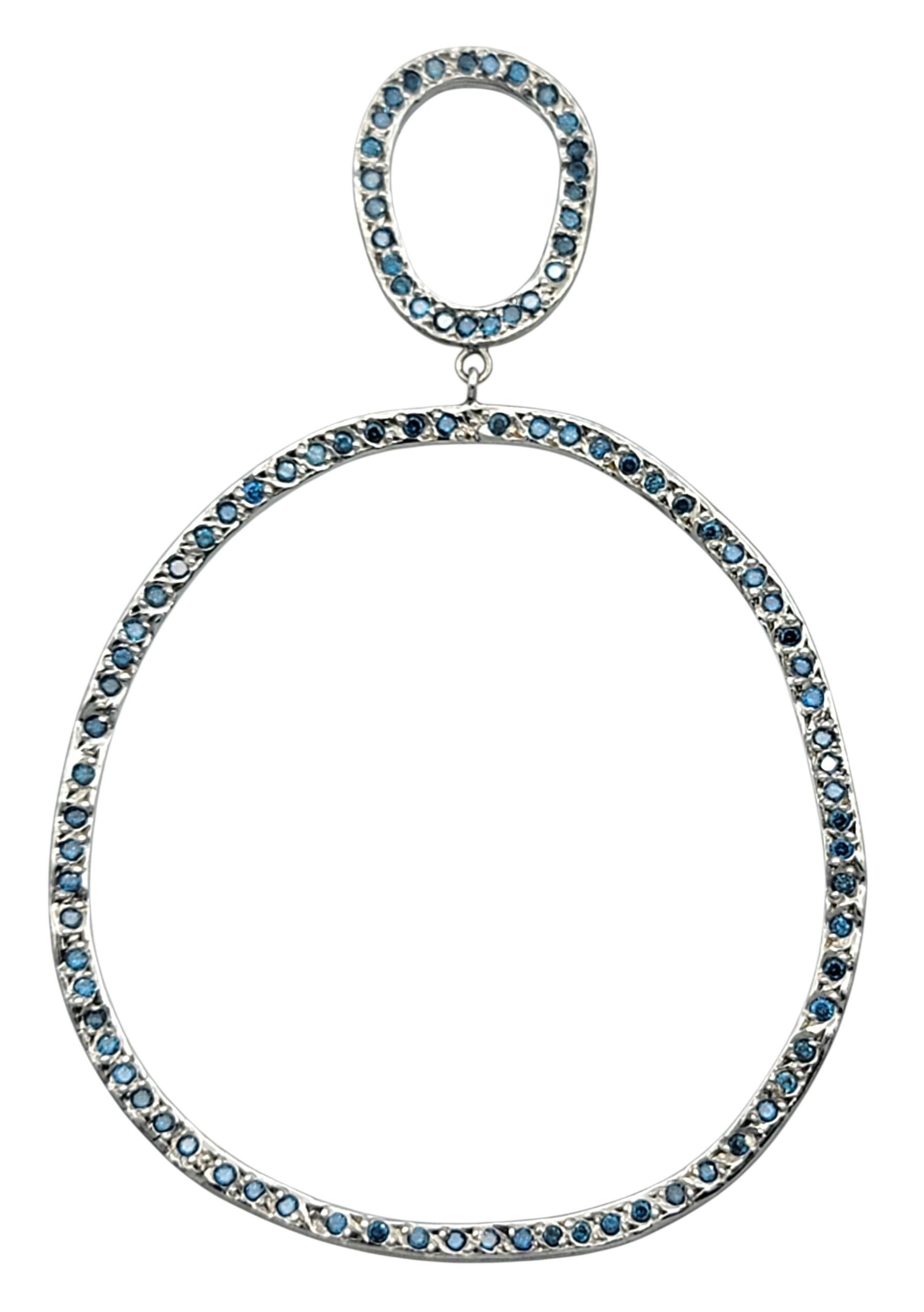 Pavé Fancy Blue Diamond Open Circle Statement-Ohrringe aus 14 Karat Weißgold (Zeitgenössisch) im Angebot