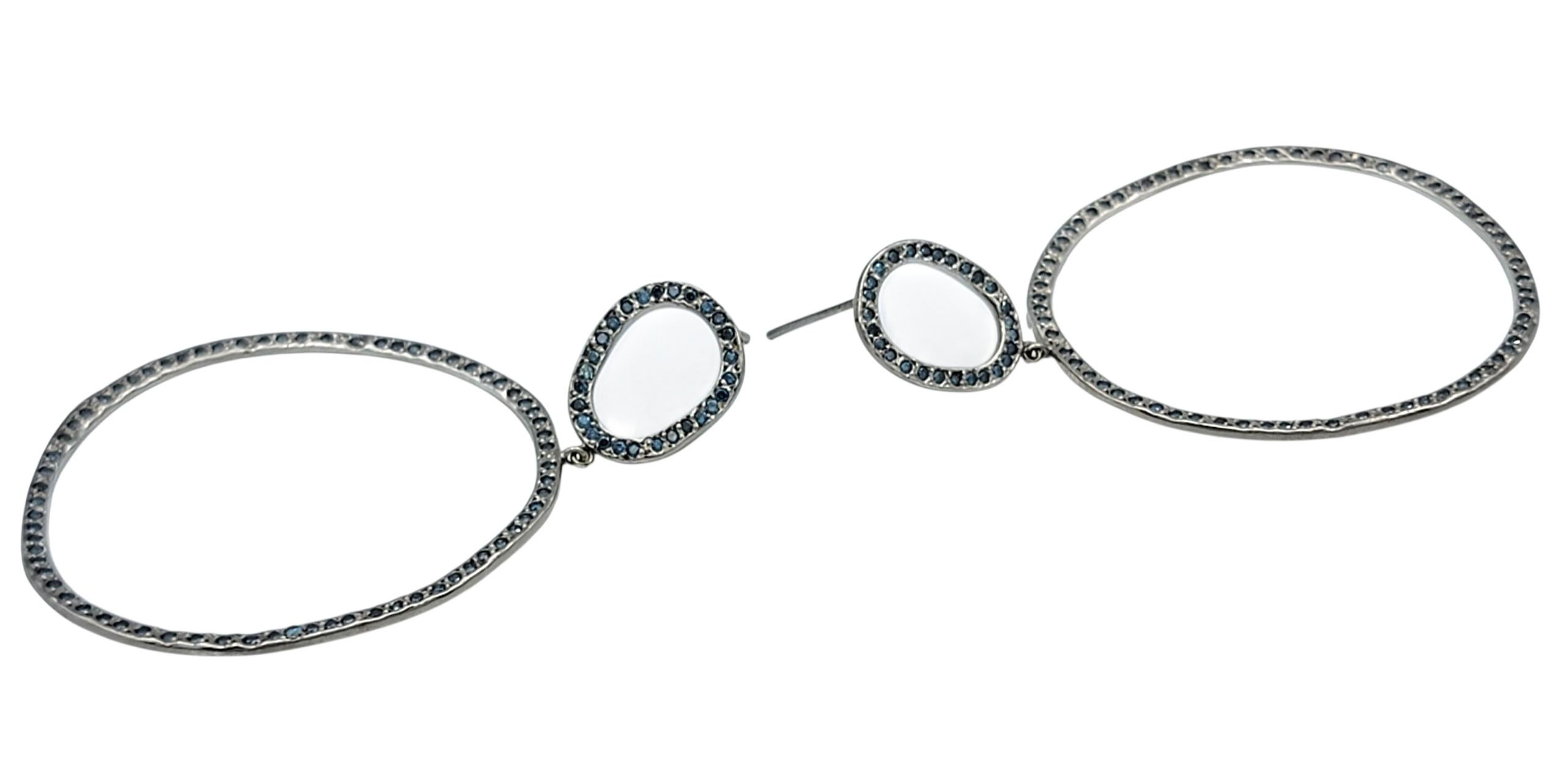 Pavé Fancy Blue Diamond Open Circle Statement-Ohrringe aus 14 Karat Weißgold (Rundschliff) im Angebot