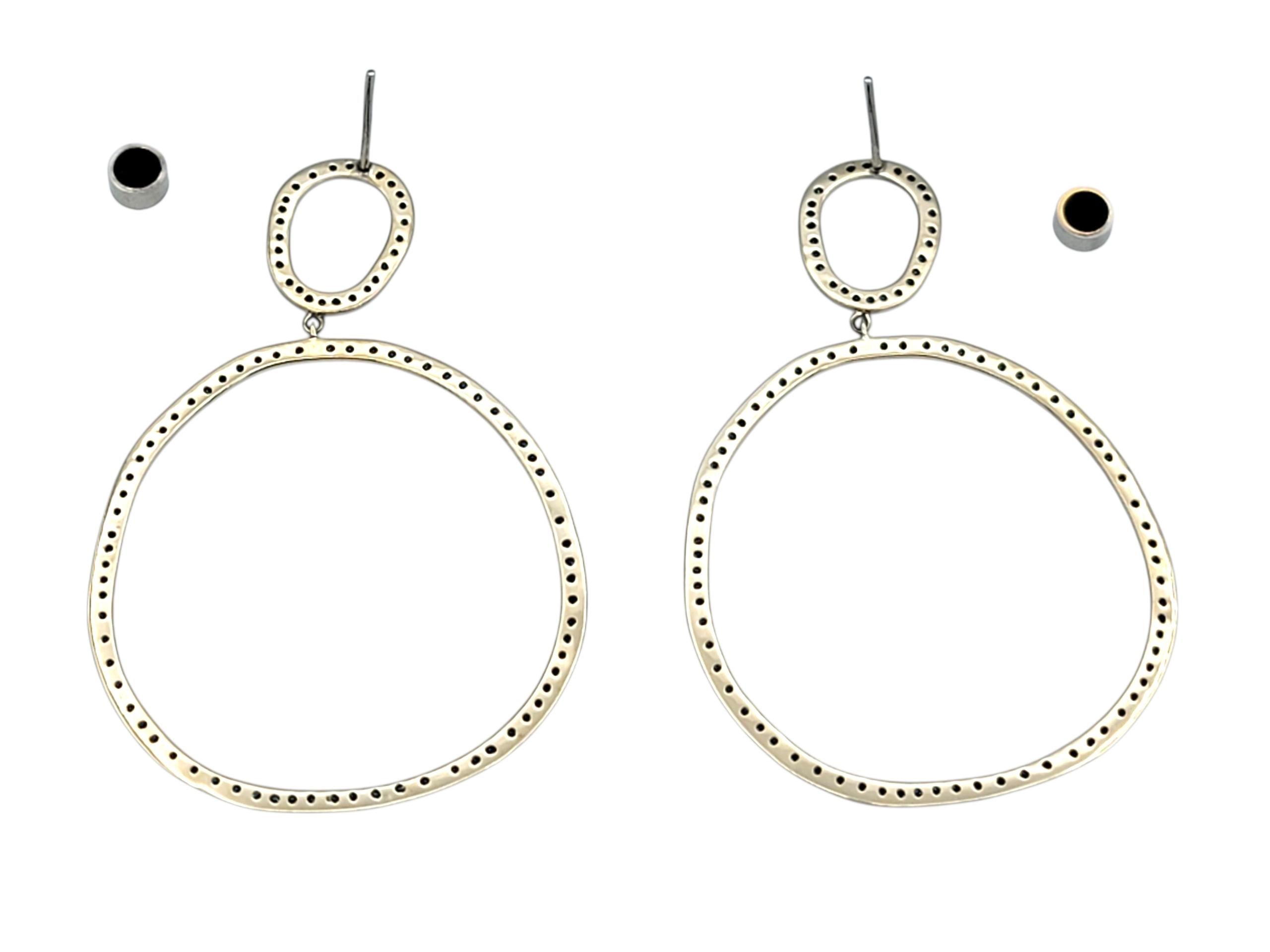 Pavé Fancy Blue Diamond Open Circle Statement-Ohrringe aus 14 Karat Weißgold Damen im Angebot