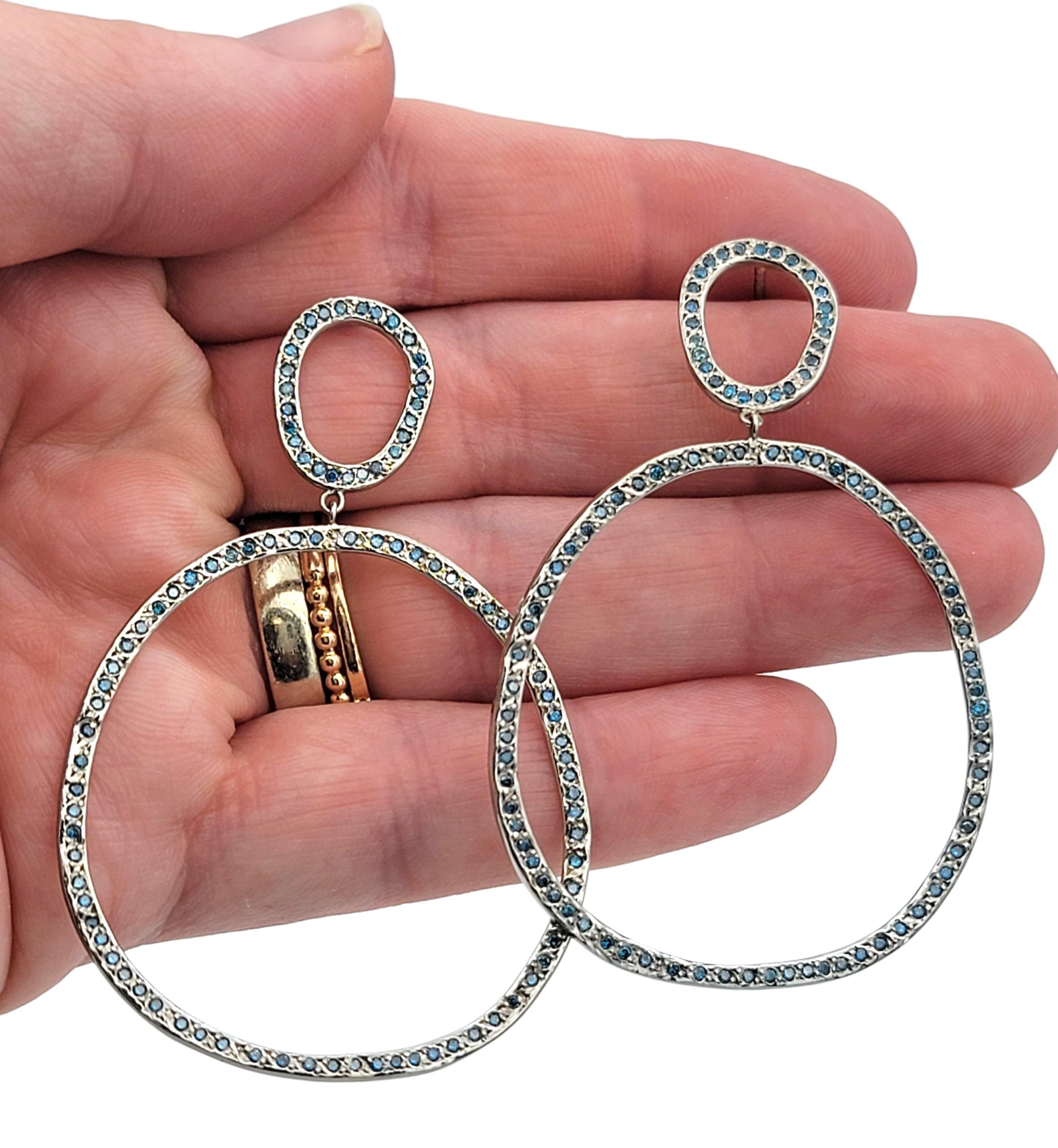 Pavé Fancy Blue Diamond Open Circle Statement-Ohrringe aus 14 Karat Weißgold im Angebot 1