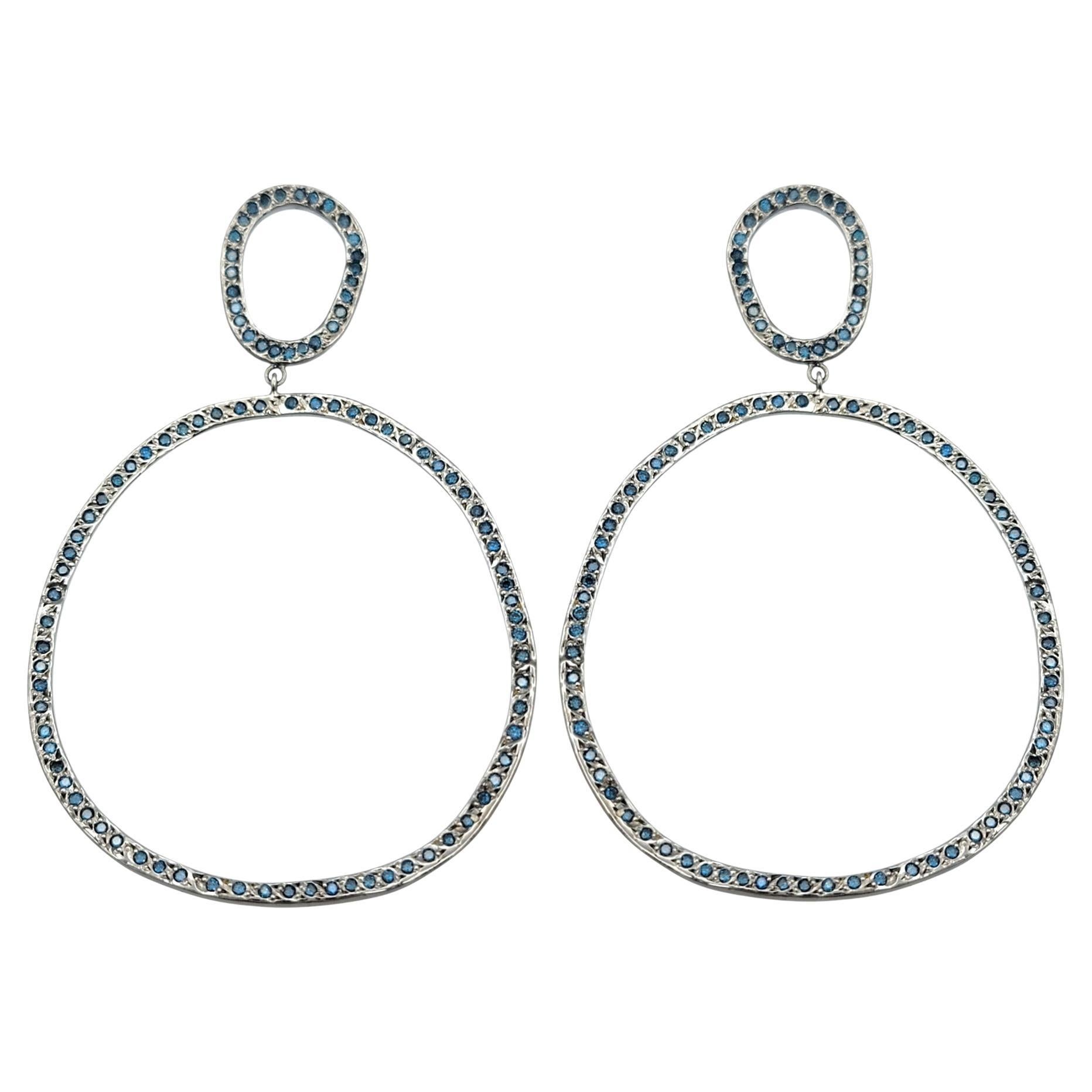 Pavé Fancy Blue Diamond Open Circle Statement-Ohrringe aus 14 Karat Weißgold im Angebot