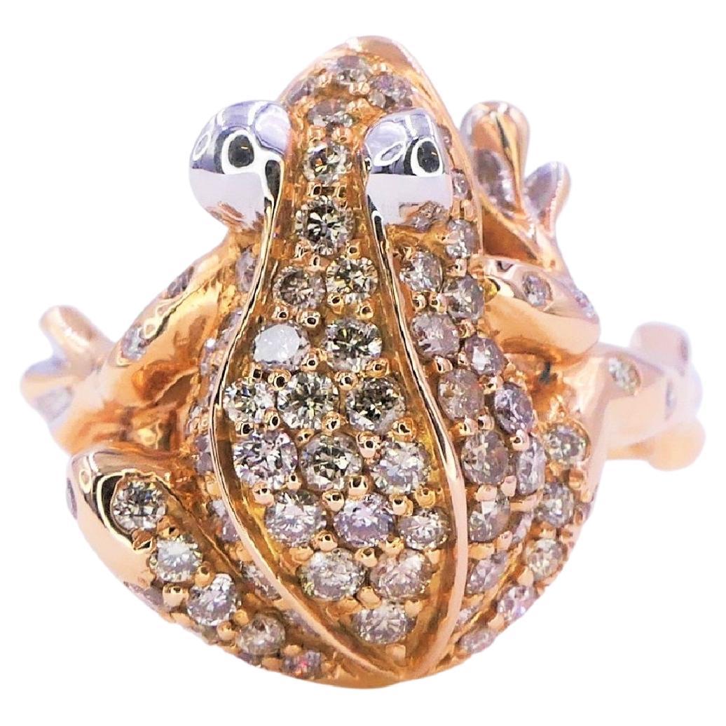 Pave Fancy Champagner Weiß Diamant Rubin Frosch Cocktail Tier 18 K Rose Gold Ring
18 Rose Karat Gold
Echte Diamanten & Rubine
1.60 CTW Diamanten & Edelsteine
Derzeitige reguläre Größe 7 - Größenänderung auf Anfrage
Entworfen und handgefertigt in