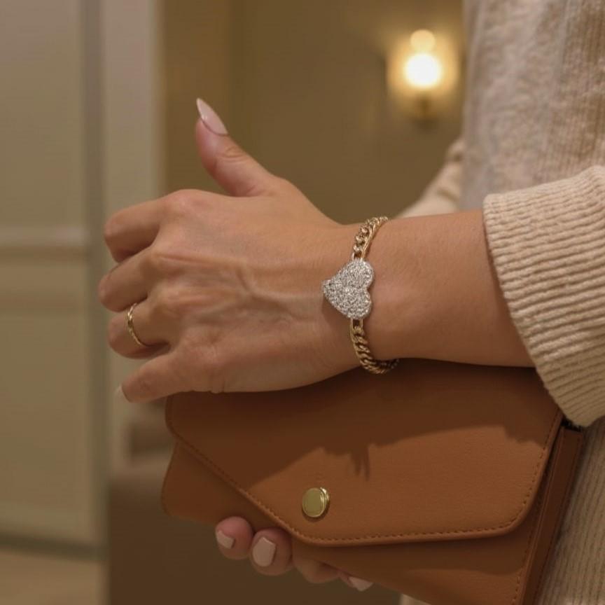 Délicat mais éblouissant, le bracelet à diamants Pave Heart Link Chain en or jaune 14K est un mélange romantique d'élégance et de charme. Doté d'une pièce centrale en forme de cœur incrustée de diamants pavés, ce bracelet est gracieusement attaché à