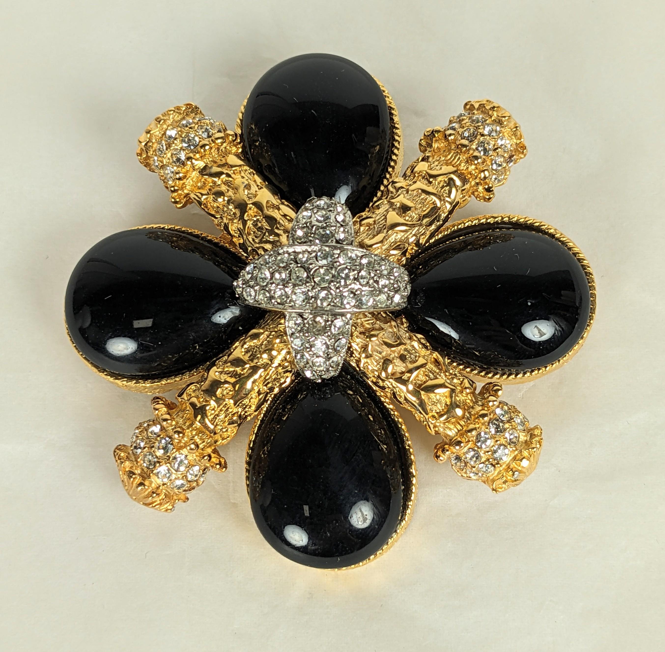 Große, attraktive Malteserkreuz-Brosche mit Onyx-Cabochons aus den 1990er Jahren. Wunderschöne Qualität mit Strasssteinen in Pflasterkristall. Signiert Maresco, italienische Herstellung 1990er Jahre. 2,5