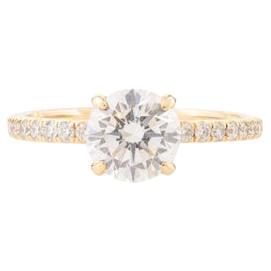 Alianza de compromiso con halo oculto de moissanita pavé en oro amarillo macizo de 14k