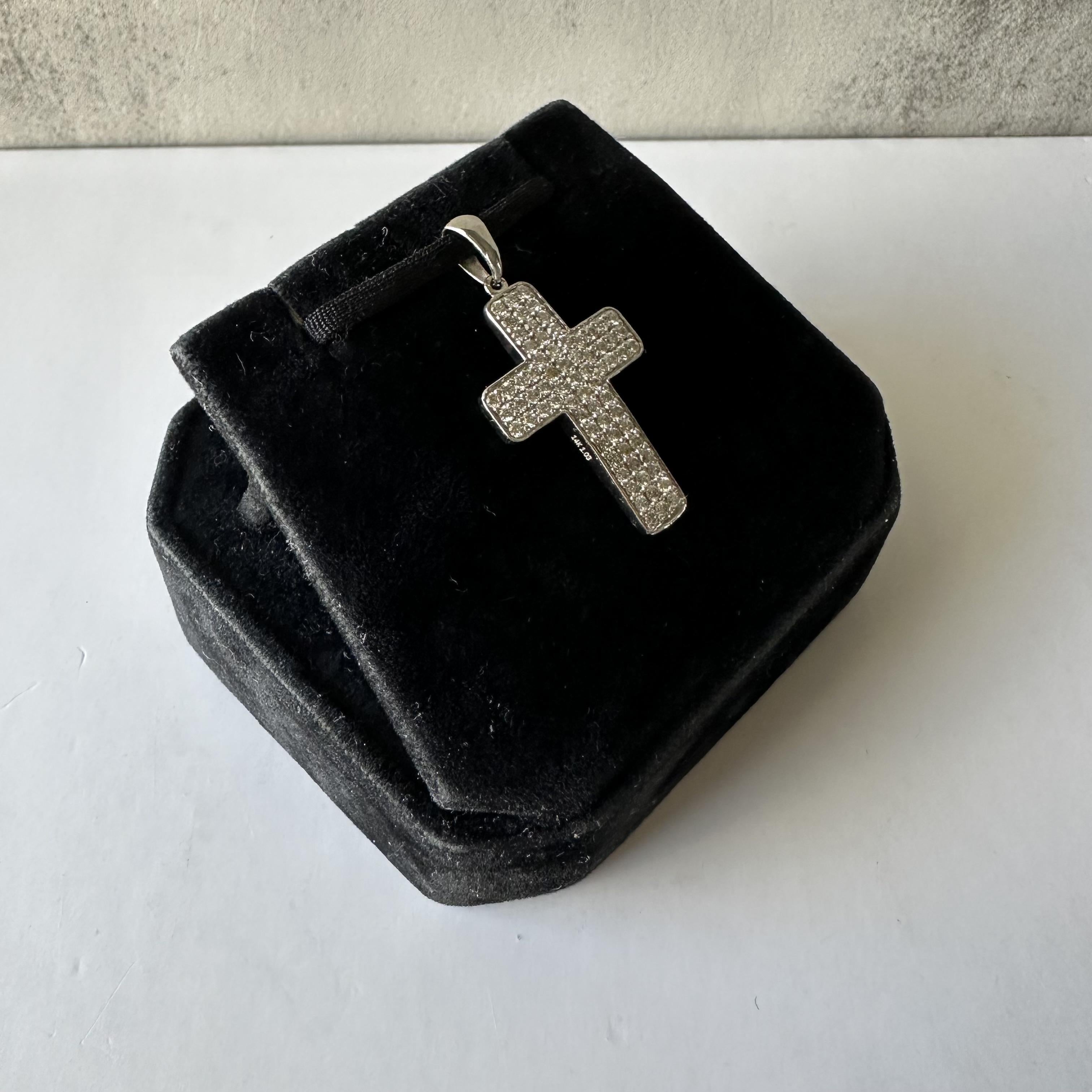 Questo splendido ciondolo a croce con diamante naturale Pavé è realizzato in oro bianco 14 carati e presenta un totale di 1,03 carati di diamanti rotondi naturali di colore GH e purezza SI2-I1. L'elegante design a croce è perfetto da indossare ogni