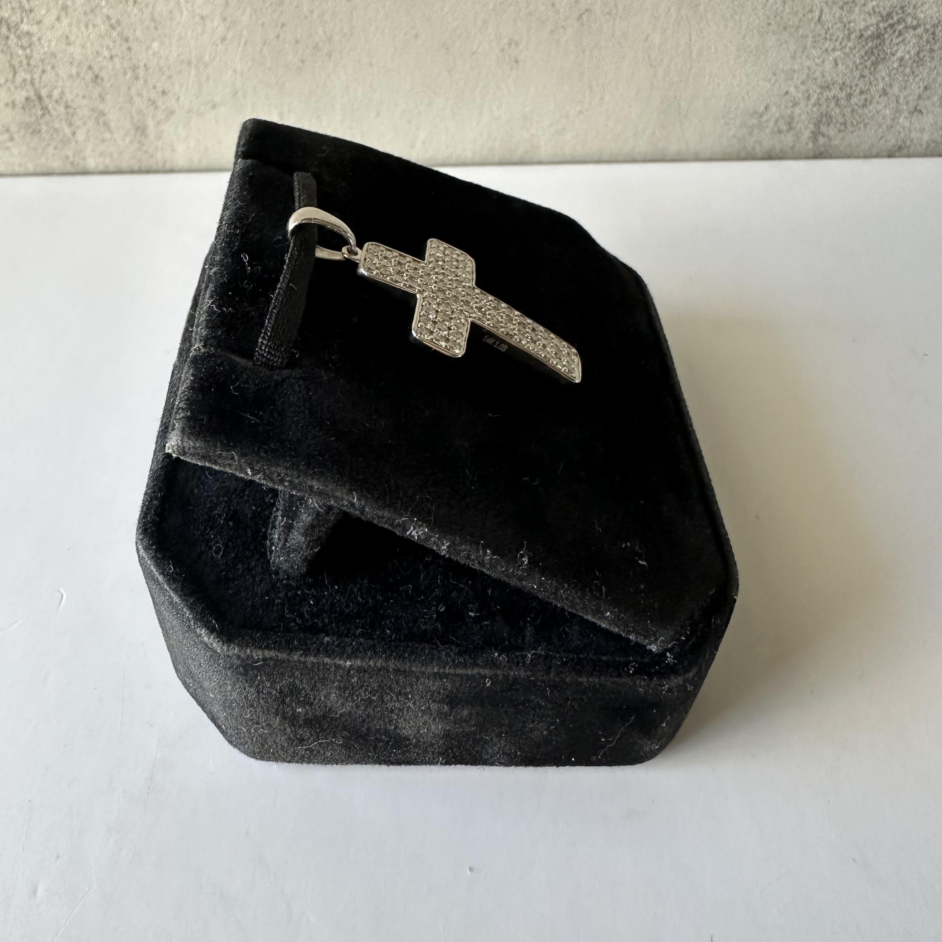 Taglio rotondo Ciondolo con croce di diamanti naturali in oro bianco 14kt, 1,03ctw, nuovo in vendita
