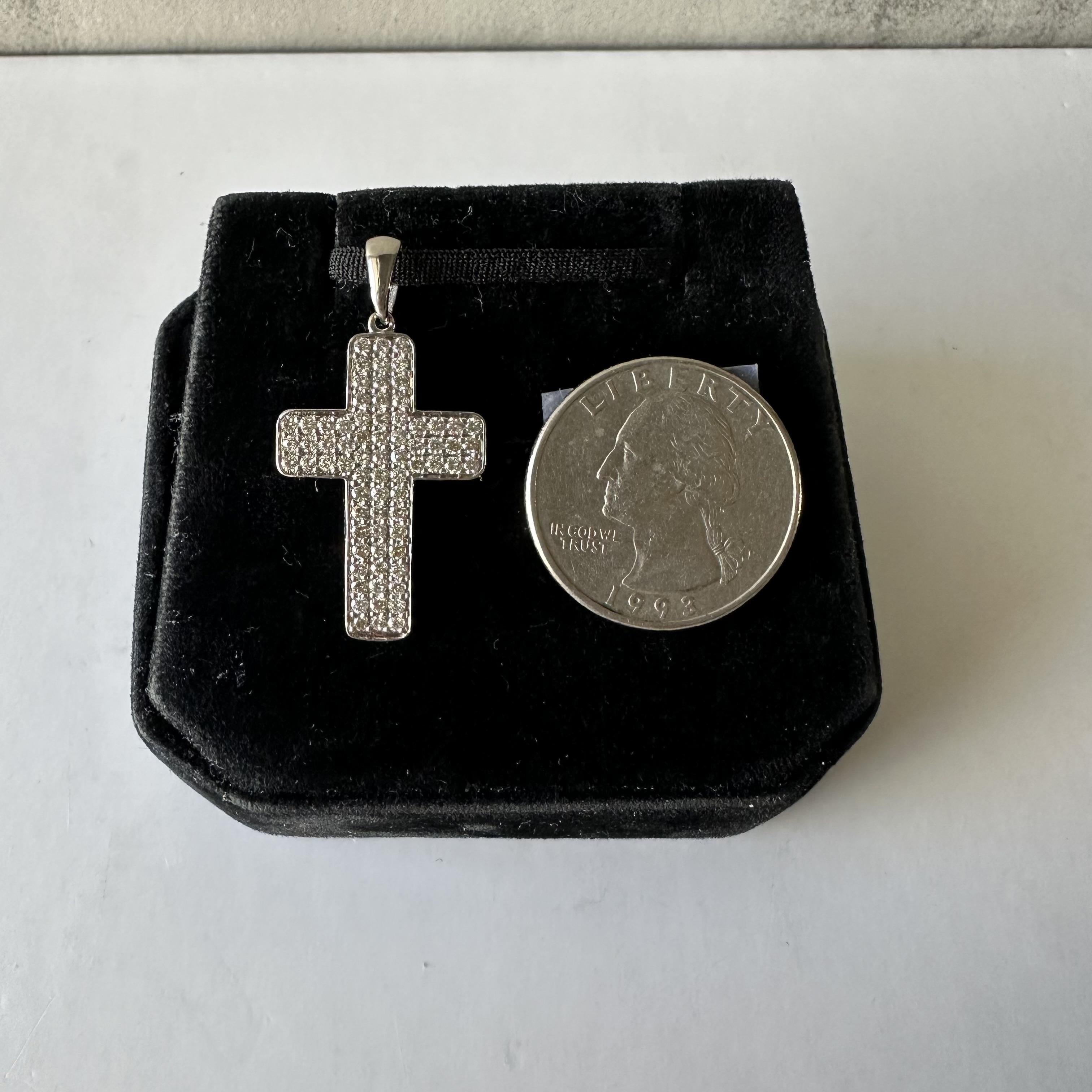 Ciondolo con croce di diamanti naturali in oro bianco 14kt, 1,03ctw, nuovo In condizioni Nuovo in vendita a West Hempstead, NY