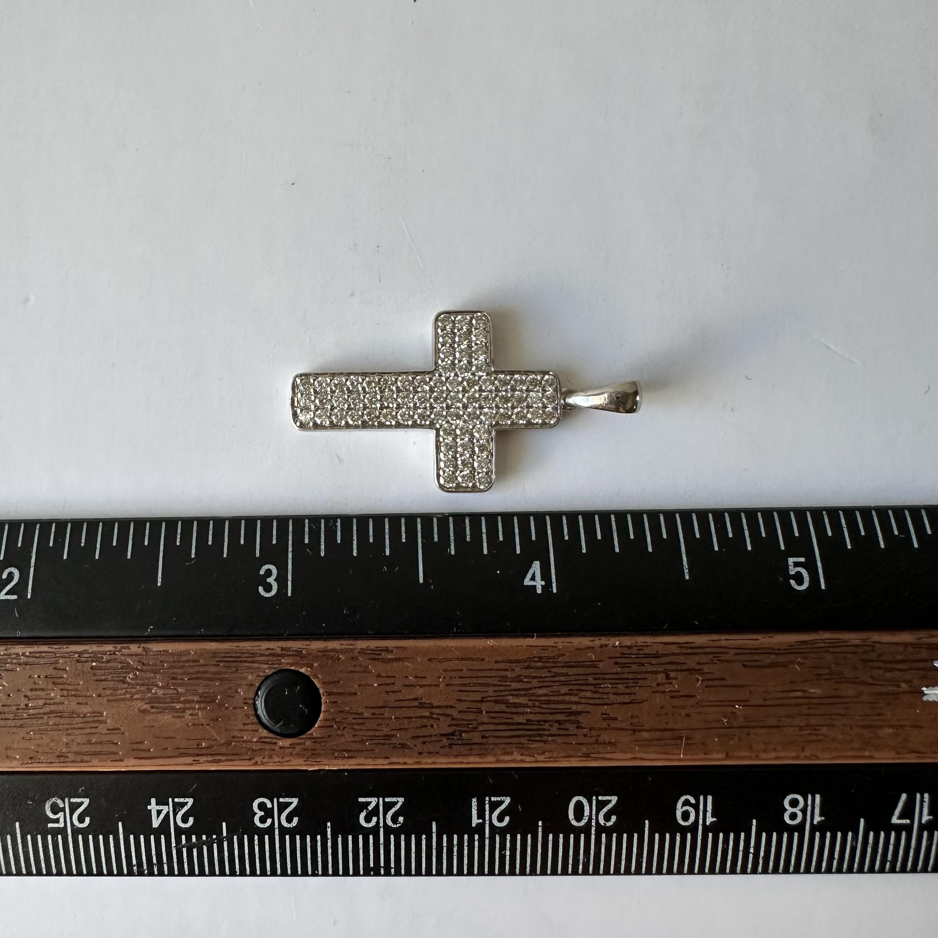 Ciondolo con croce di diamanti naturali in oro bianco 14kt, 1,03ctw, nuovo in vendita 1