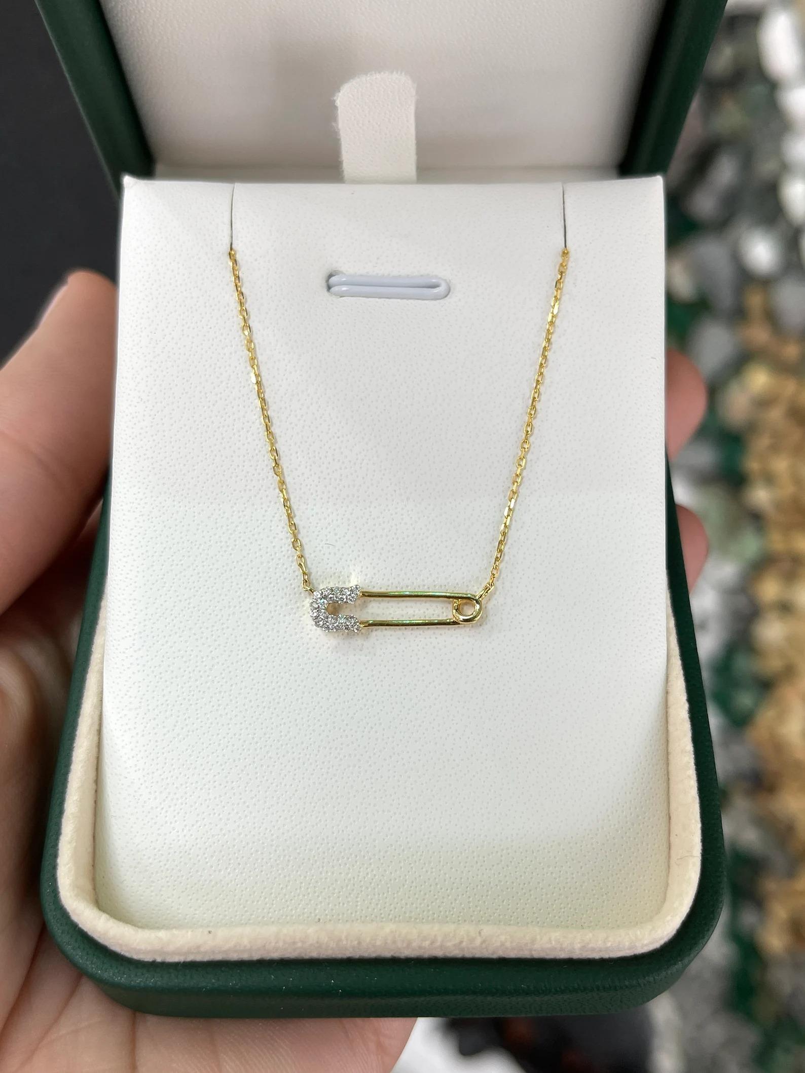 Ce collier est composé d'une épingle de sûreté en or ornée d'un diamant naturel. Cette pièce comporte une belle épingle à nourrice avec des accents de diamants sur la base, attachée à une chaîne de câble ajustable de 16 à 18 pouces. Fabriqué en or