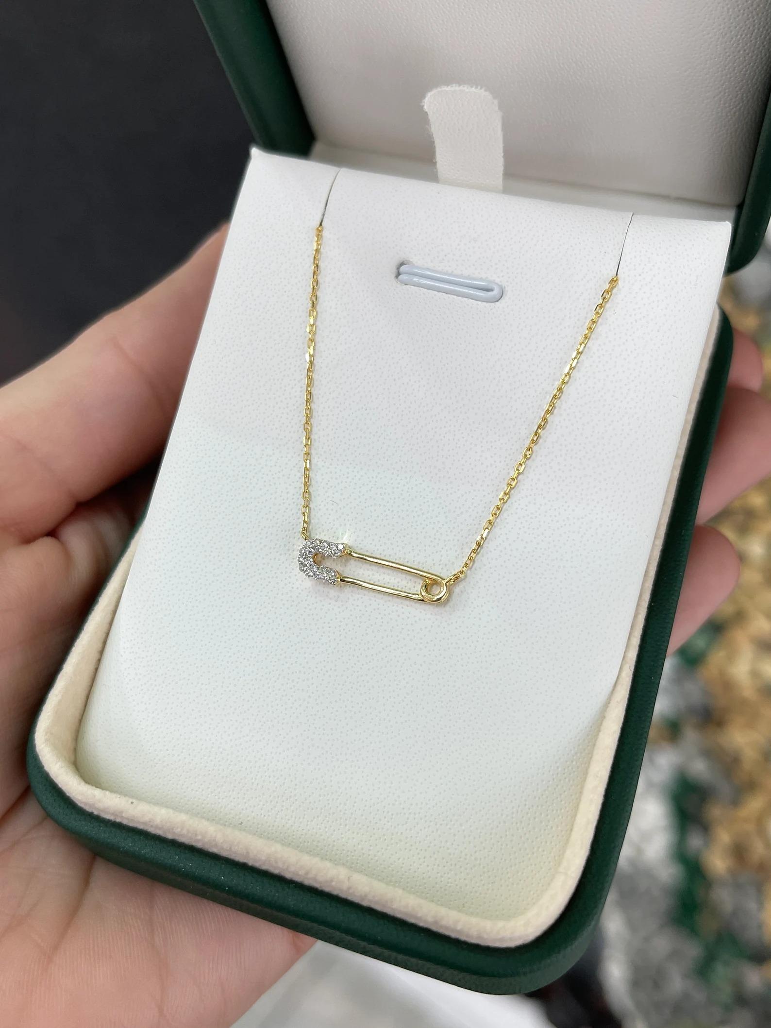 Taille brillant Épingle de sûreté en or bicolore avec diamant naturel pavé - Collier ajustable 14K  en vente