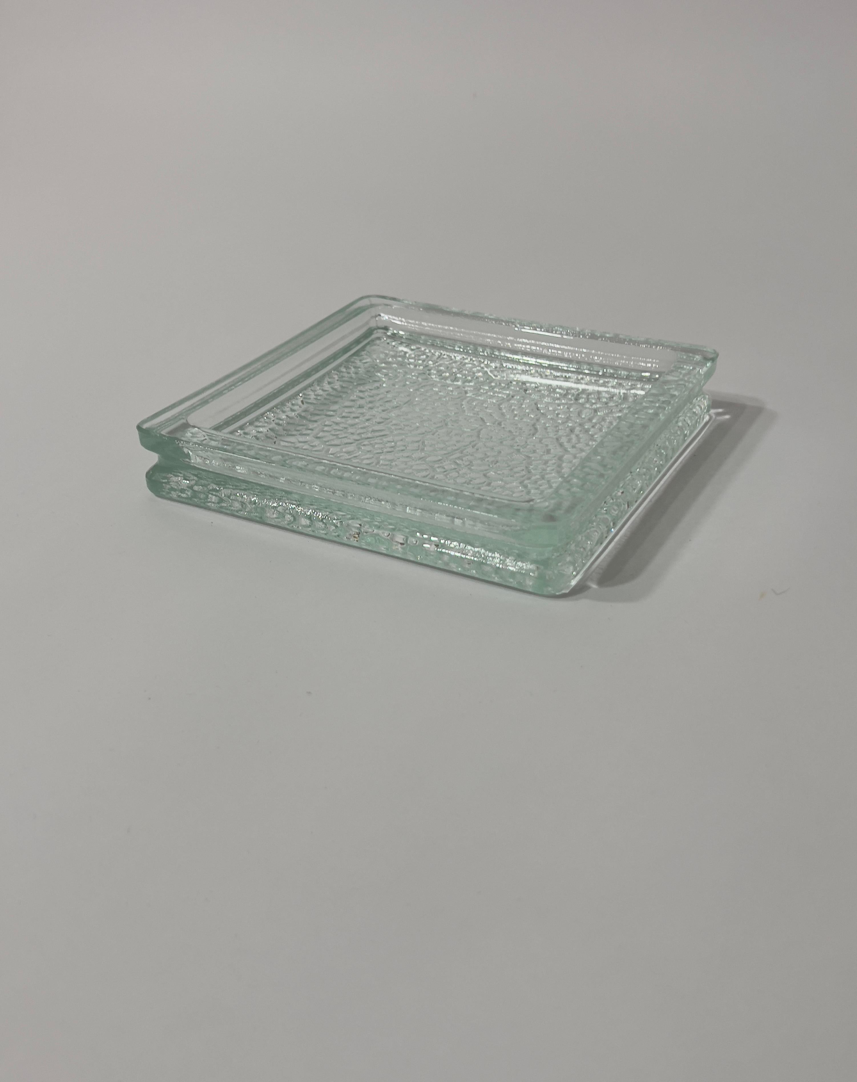 Pavé ou brique ou vide poche de verre carré Nevada modèle 2032. Bloc de verre extra clair, moulé d'une seule pièce créé par la compagnie Saint - Gobain en 1928. Excellent état : Pavé de verre neuf, stock d'époque, intact.

Il a été utilisé dès 1929