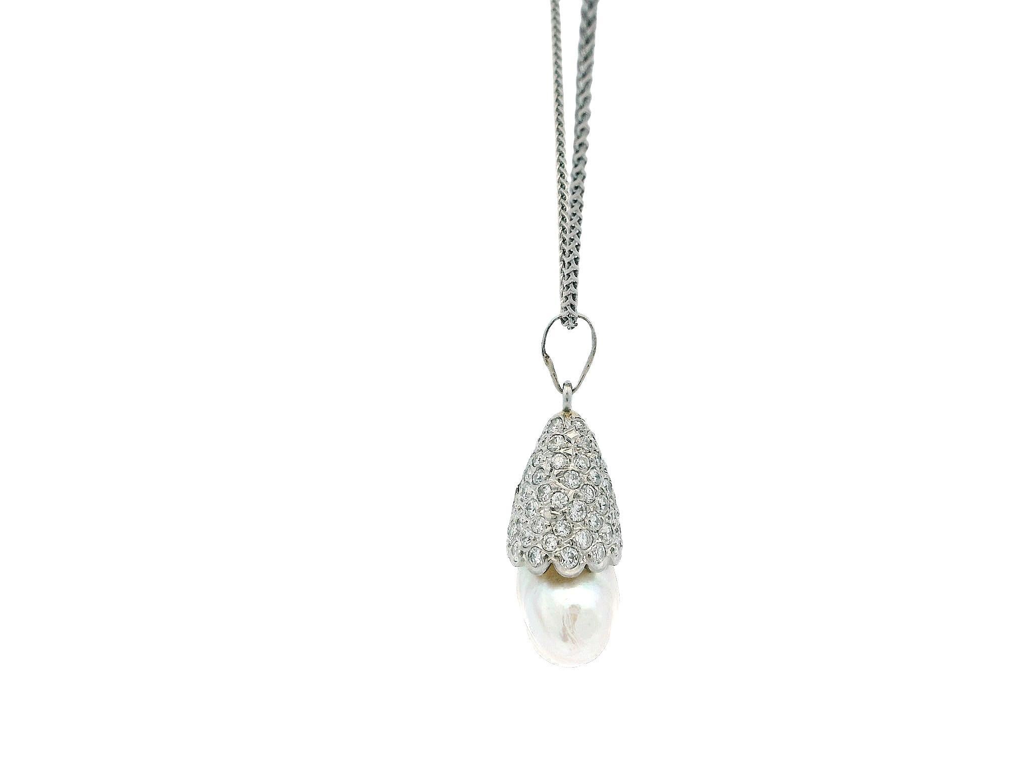 Este exquisito collar colgante es una auténtica obra maestra, elaborada por expertos con lujoso oro blanco de 18 quilates para el colgante y oro blanco de 14 quilates para la cadena. El diseño presenta una forma llamativa, texturizada y orgánica que