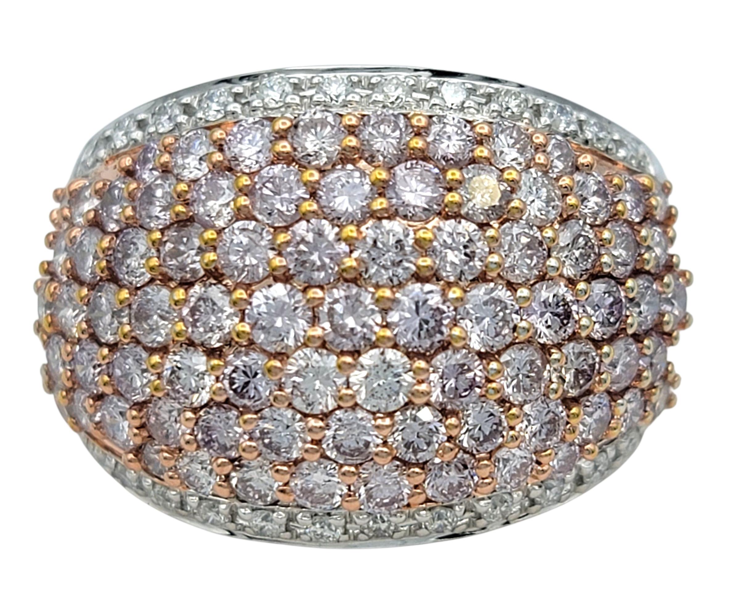 Misura dell'anello: 7

Questo affascinante anello a forma di cupola abbaglia con un intricato pavé di diamanti rotondi taglio brillante, mescolando pietre rosa e quasi incolori per una finitura audace ma elegante. Realizzato in oro bianco e rosa da