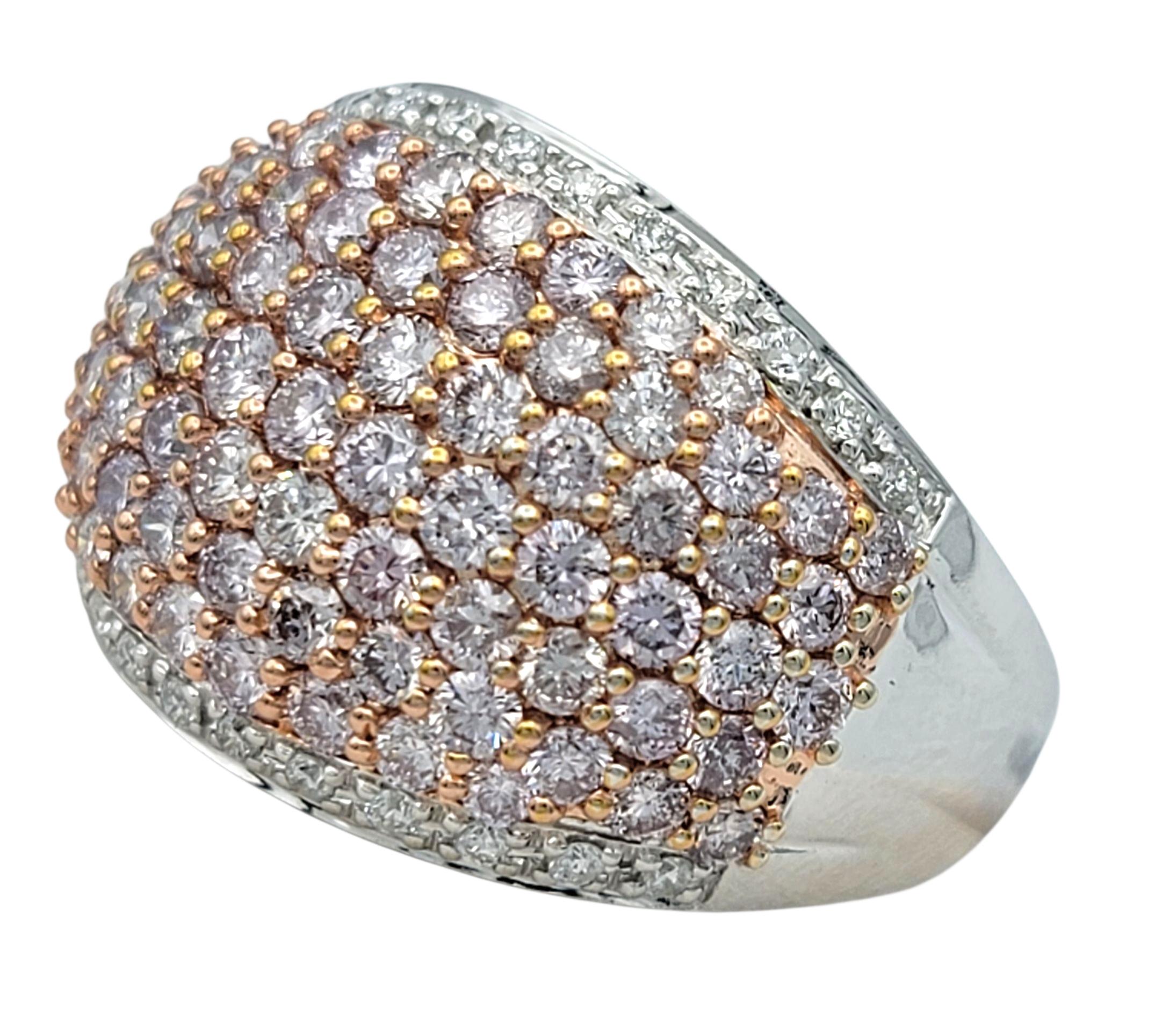 Taglio rotondo Anello da cocktail a cupola con diamanti bianchi e rosa pavé in oro bianco e rosa 14 carati in vendita