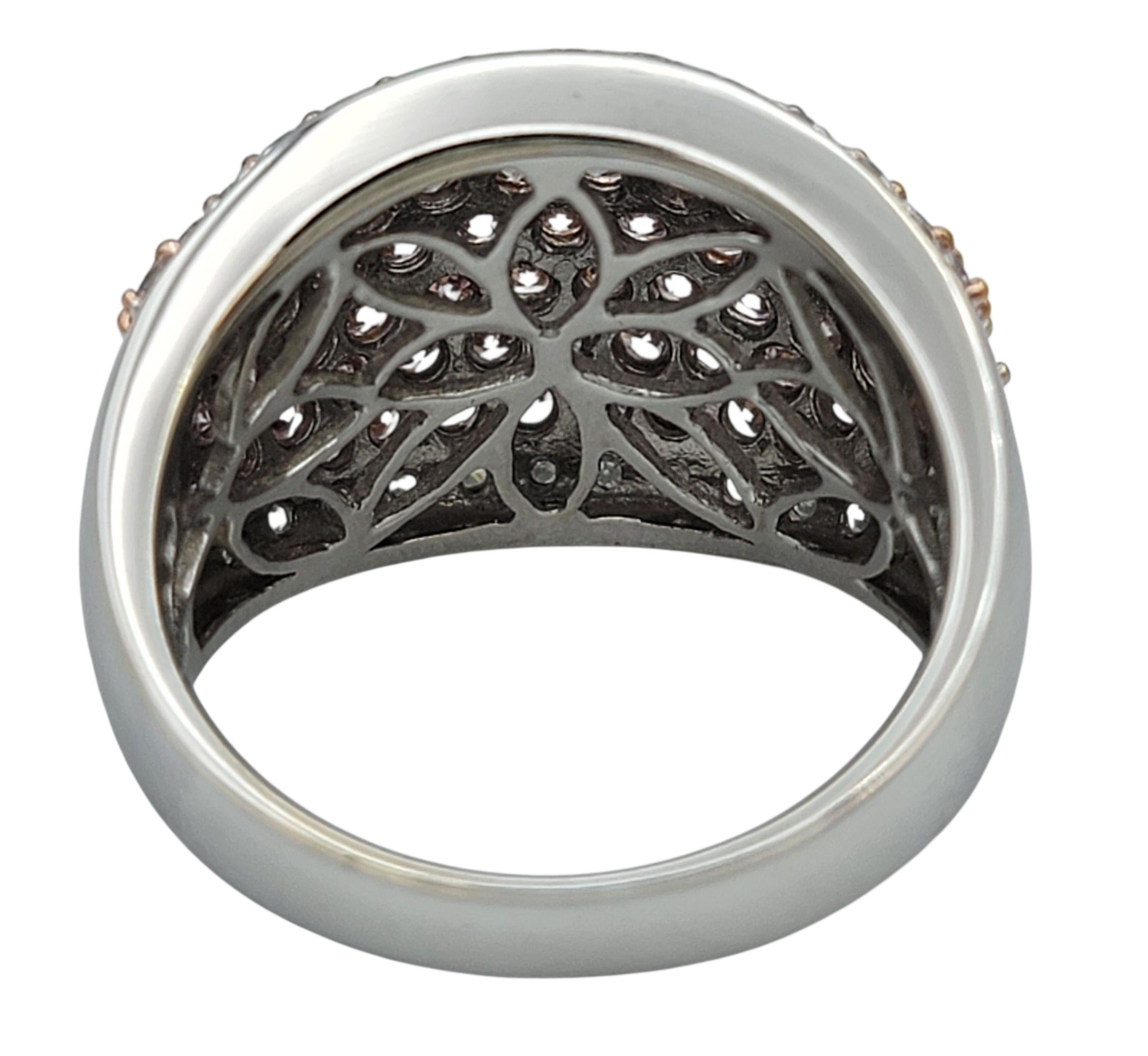 Donna Anello da cocktail a cupola con diamanti bianchi e rosa pavé in oro bianco e rosa 14 carati in vendita