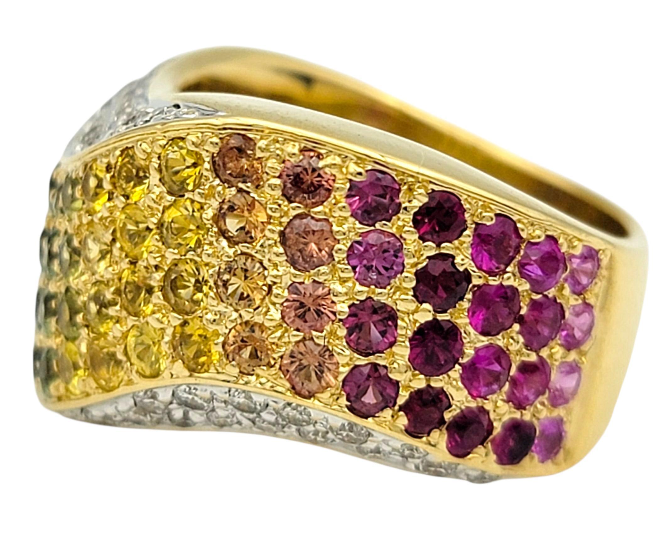Contemporaneo Anello a fascia ondulata con zaffiro Rainbow Pavé e diamante in oro giallo 18 carati in vendita