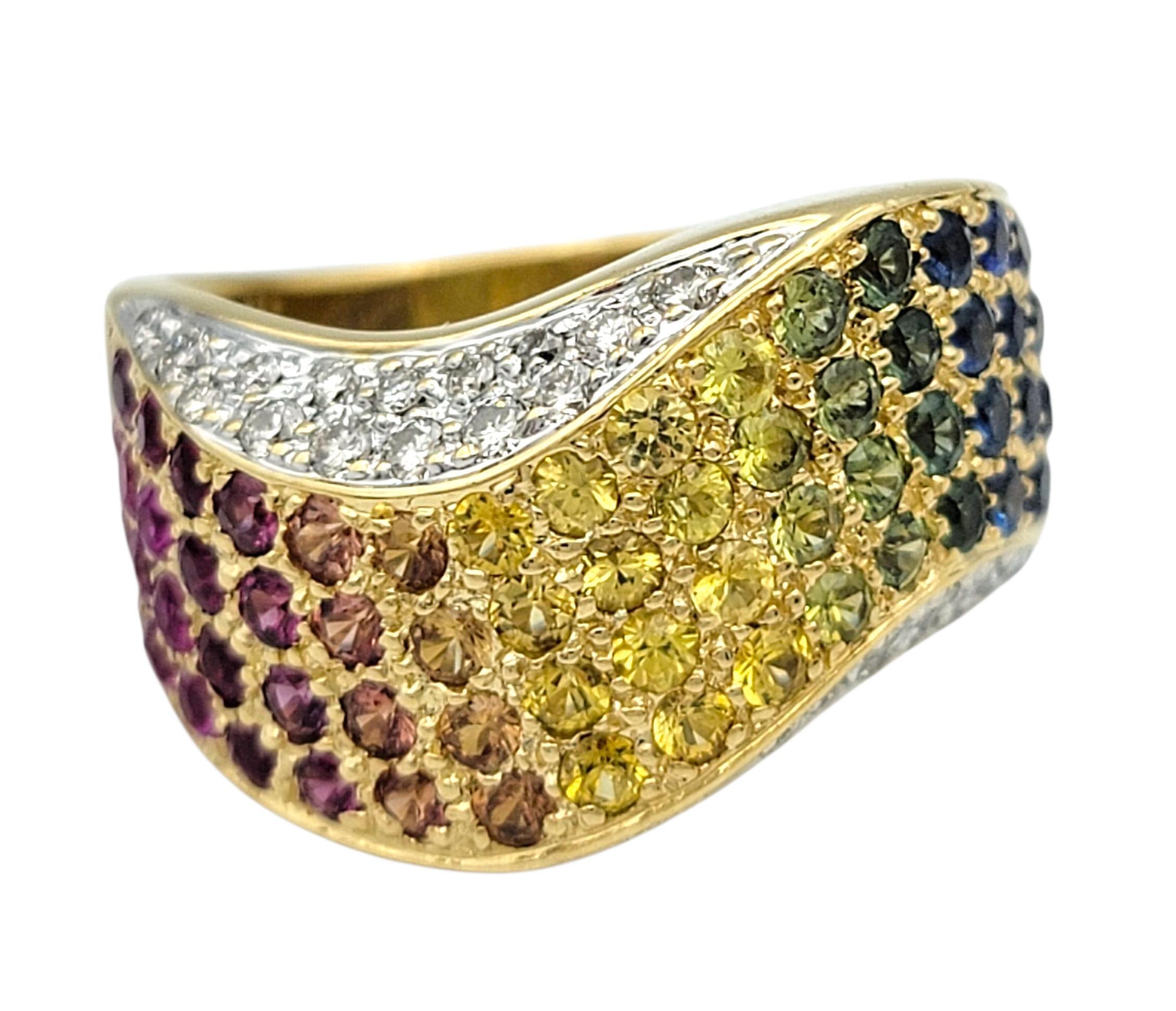 Taglio rotondo Anello a fascia ondulata con zaffiro Rainbow Pavé e diamante in oro giallo 18 carati in vendita