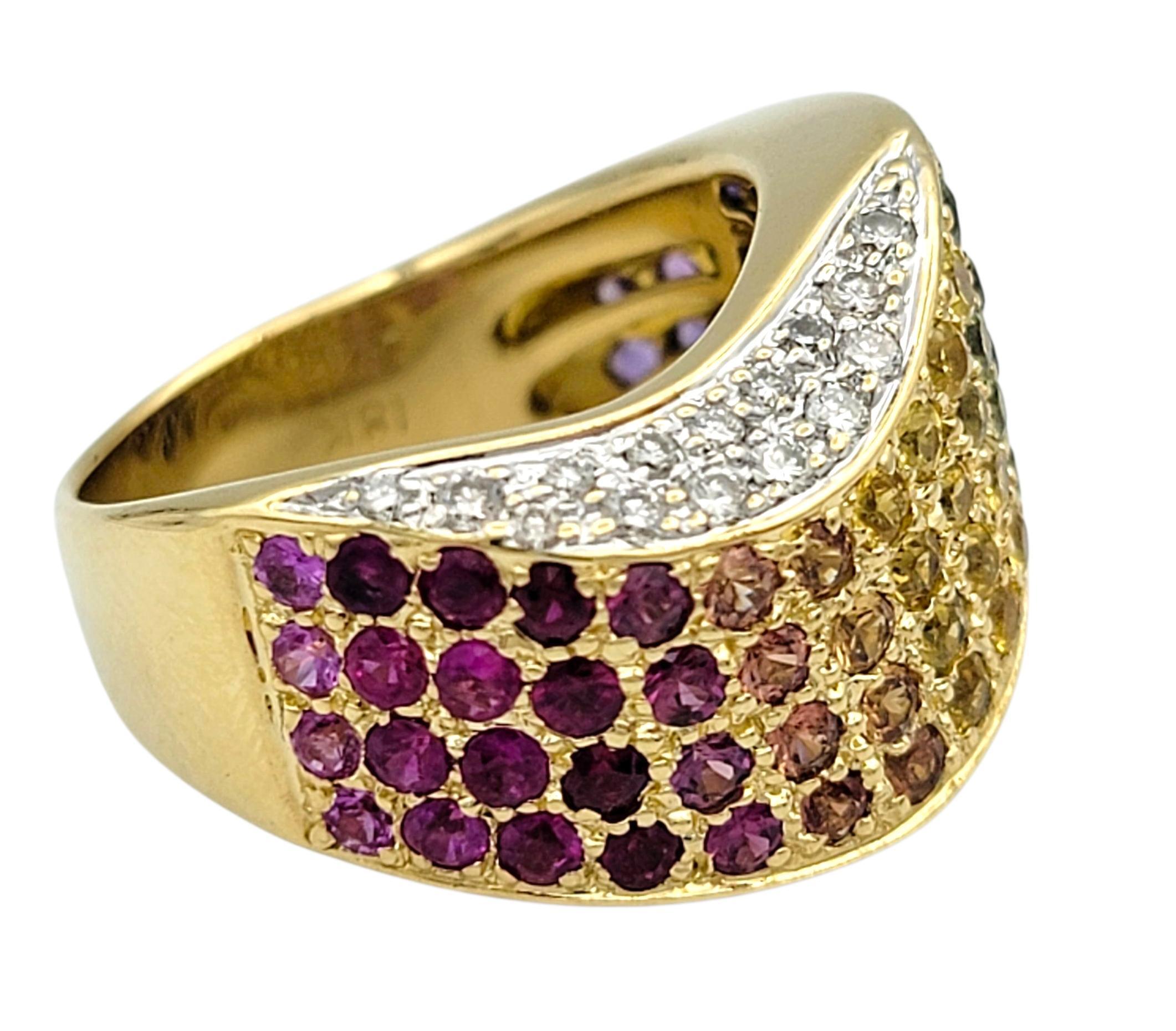 Donna Anello a fascia ondulata con zaffiro Rainbow Pavé e diamante in oro giallo 18 carati in vendita