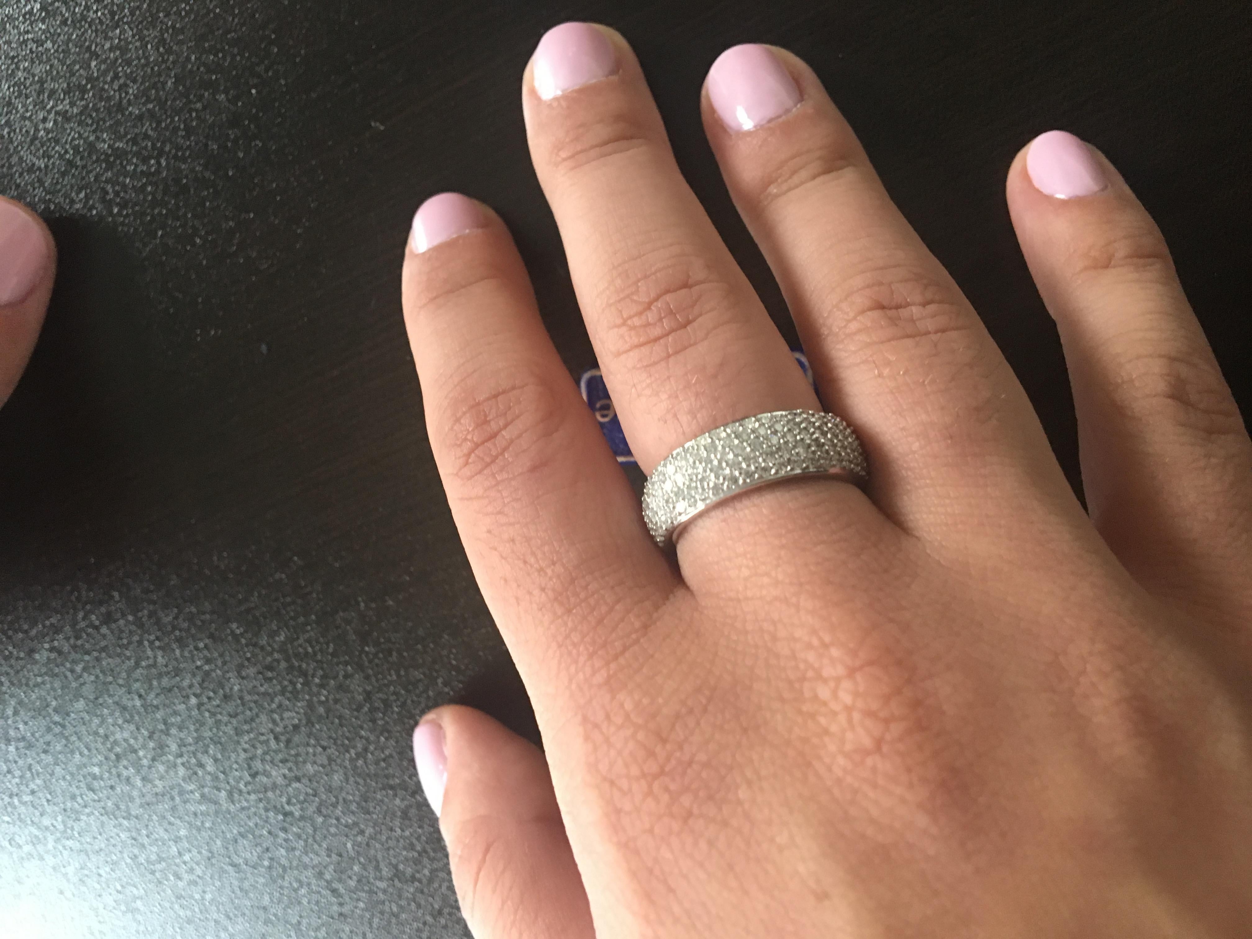 Half-Way-Ring aus 14 Karat mit Pavé im Zustand „Hervorragend“ im Angebot in Great Neck, NY