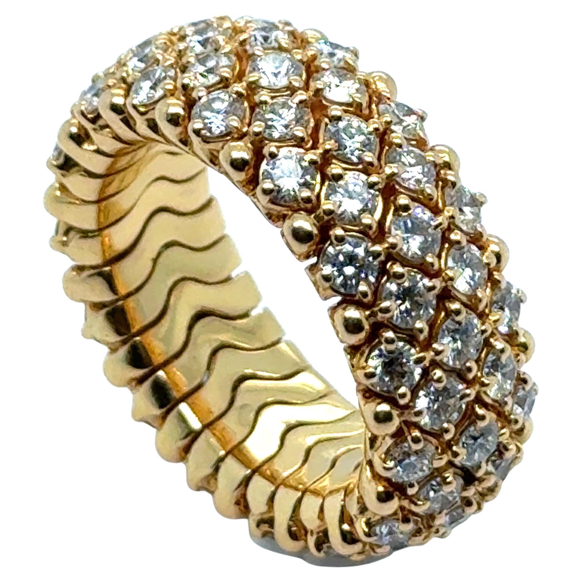 Elaborado en resplandeciente oro rojo de 18 quilates, este anillo está engastado con 75 diamantes talla brillante, que suman un total de 3,75 quilates. Los diamantes, de color entre G y H y claridad vs, están engastados en pavé para crear una