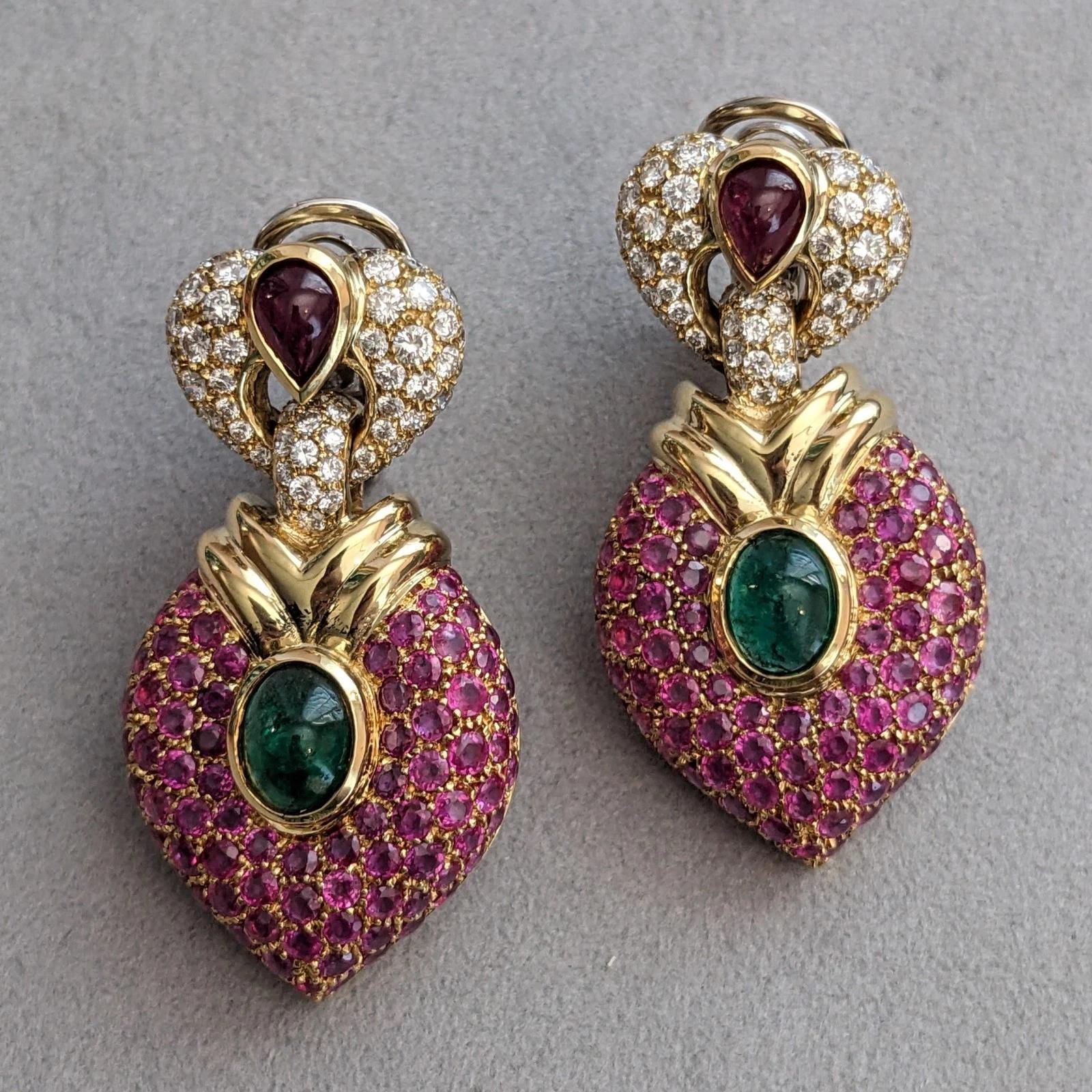 Pave Rubin und Diamant & Smaragd Türklopfer-Ohrringe aus 18k Gelbgold

Rubin-, Smaragd- und Diamantohrringe im Doorknocker-Stil mit gepflasterten Diamanten und Rubin-Cabochon im oberen Teil und gepflasterten Rubinen und Cabochon-Smaragd im unteren