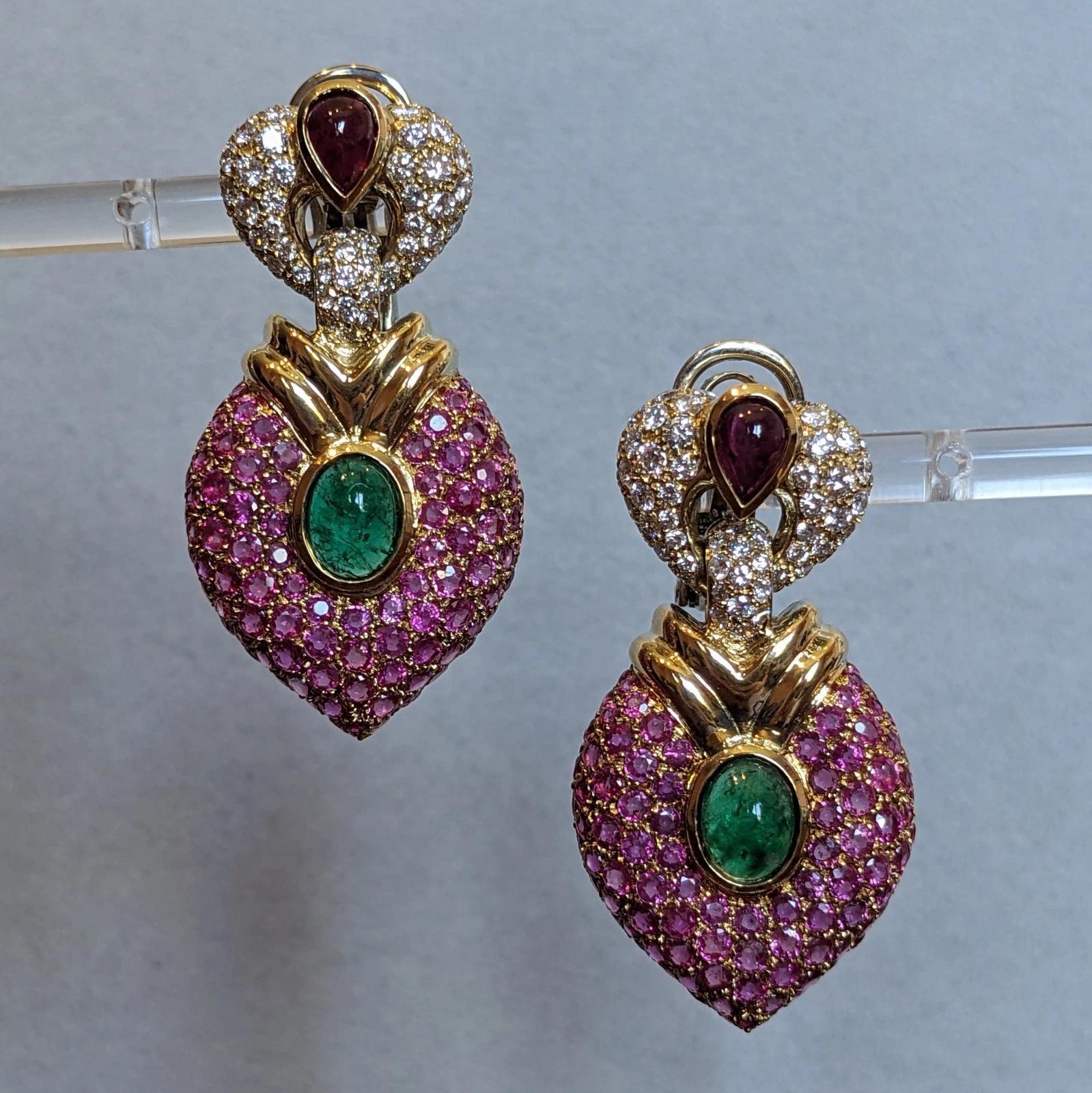 Pave Rubin und Diamant & Smaragd Türklopfer-Ohrringe aus 18k Gelbgold (Cabochon) im Angebot