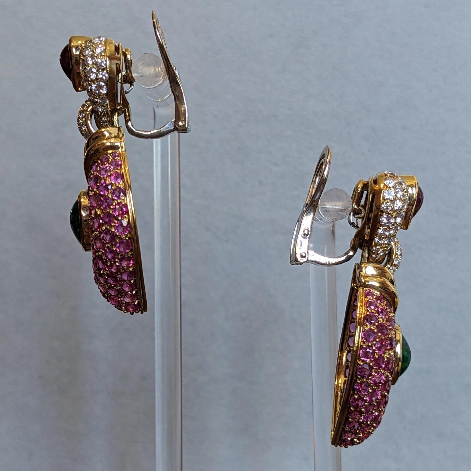Pave Rubin und Diamant & Smaragd Türklopfer-Ohrringe aus 18k Gelbgold im Zustand „Hervorragend“ im Angebot in La Jolla, CA