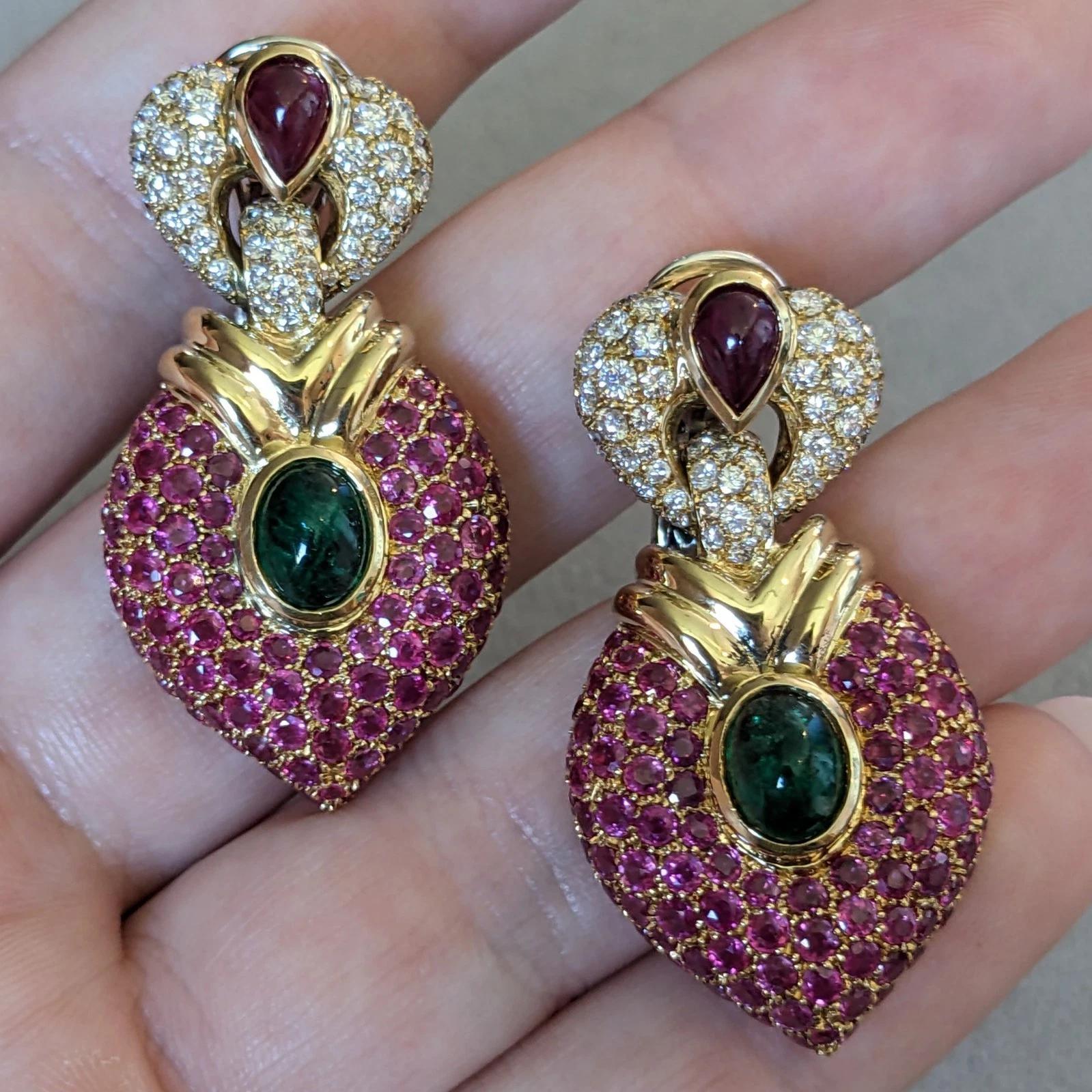 Pave Rubin und Diamant & Smaragd Türklopfer-Ohrringe aus 18k Gelbgold im Angebot 2