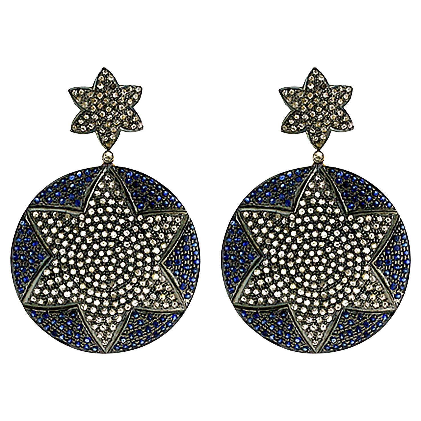 Boucles d
oreilles pendantes en or jaune 14k avec saphirs et diamants pavés