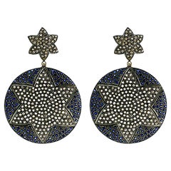 Boucles d
oreilles pendantes en or jaune 14k avec saphirs et diamants pavés
