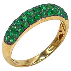 Anillo de oro amarillo de 18 quilates de alto brillo con esmeraldas redondas de 0,62 quilates engastadas en pavé