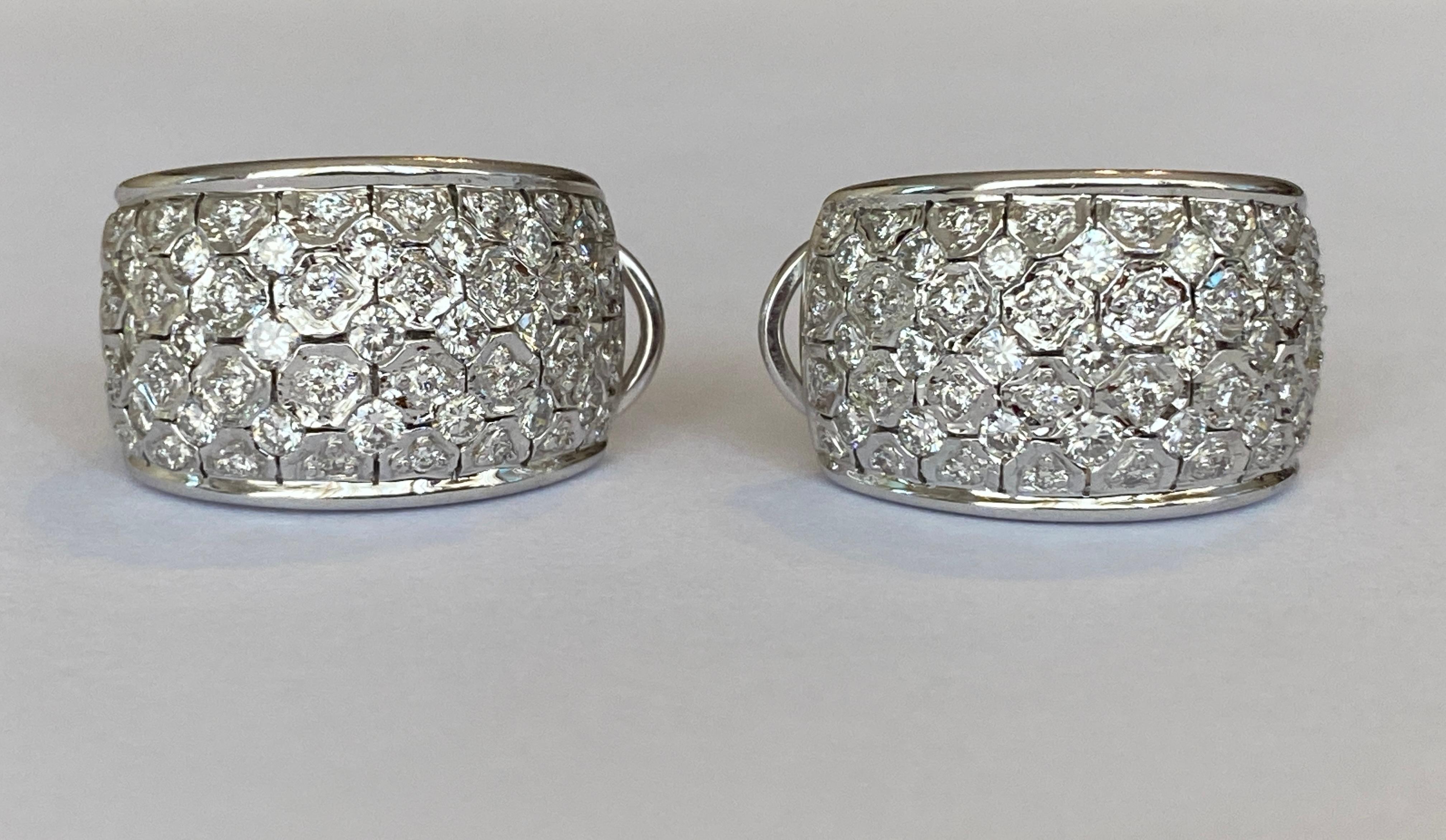Offered in good condition, design 18 kt white gold  earrings on the front set with 106  brilliant cut diamonds of 2.22 ct of quality G/VS/SI. These earrings have a clip back with no post.
Gold content: 18 kt (hallmarked)  750
64 brilliant cut