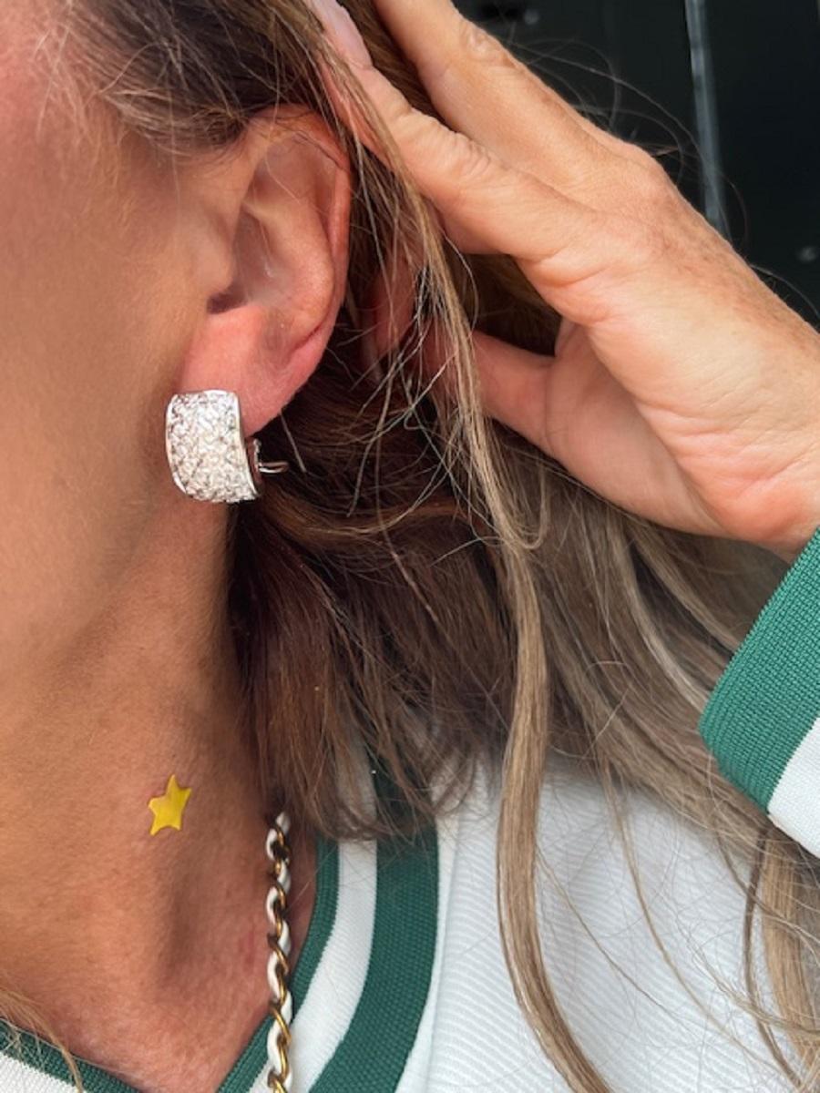 Orecchini a clip con diamante da 2,22 ct e oro bianco con incastonatura Pave in vendita 7
