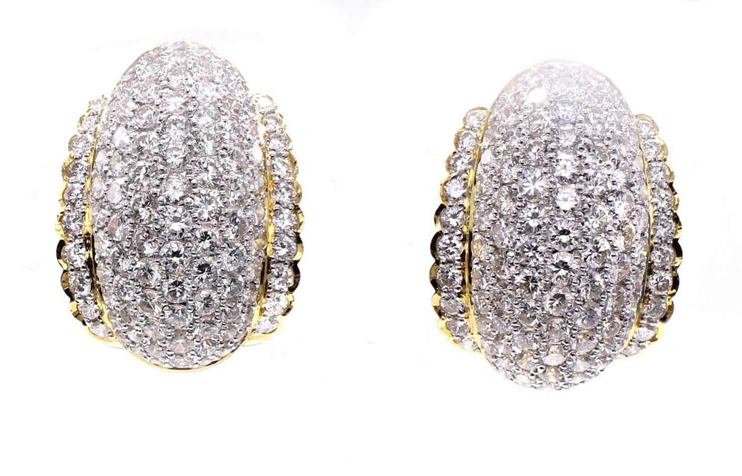 Bellamente diseñados y magistralmente elaborados a mano, estos pendientes de diamantes de los años 80 cobran vida en la oreja. Los brillantes de talla redonda, blancos y resplandecientes, perfectamente combinados, están maravillosamente engastados