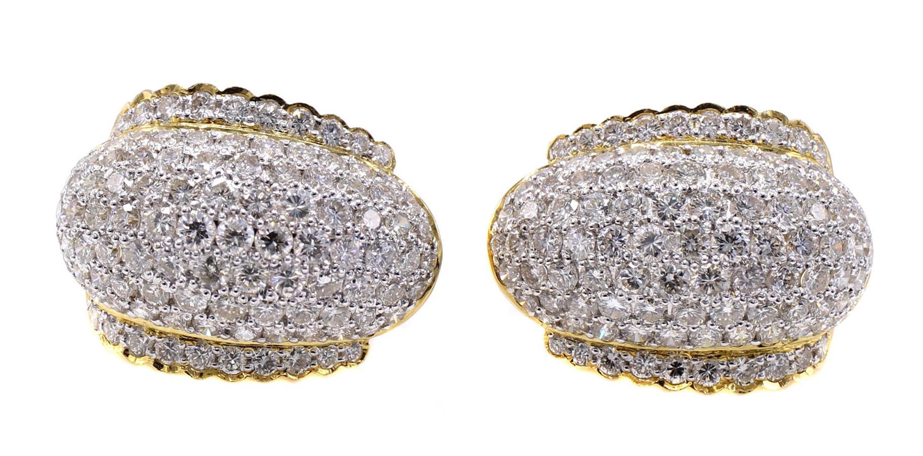 Pendientes de oro de 18 quilates con diamantes engastados en Excelente estado para la venta en New York, NY
