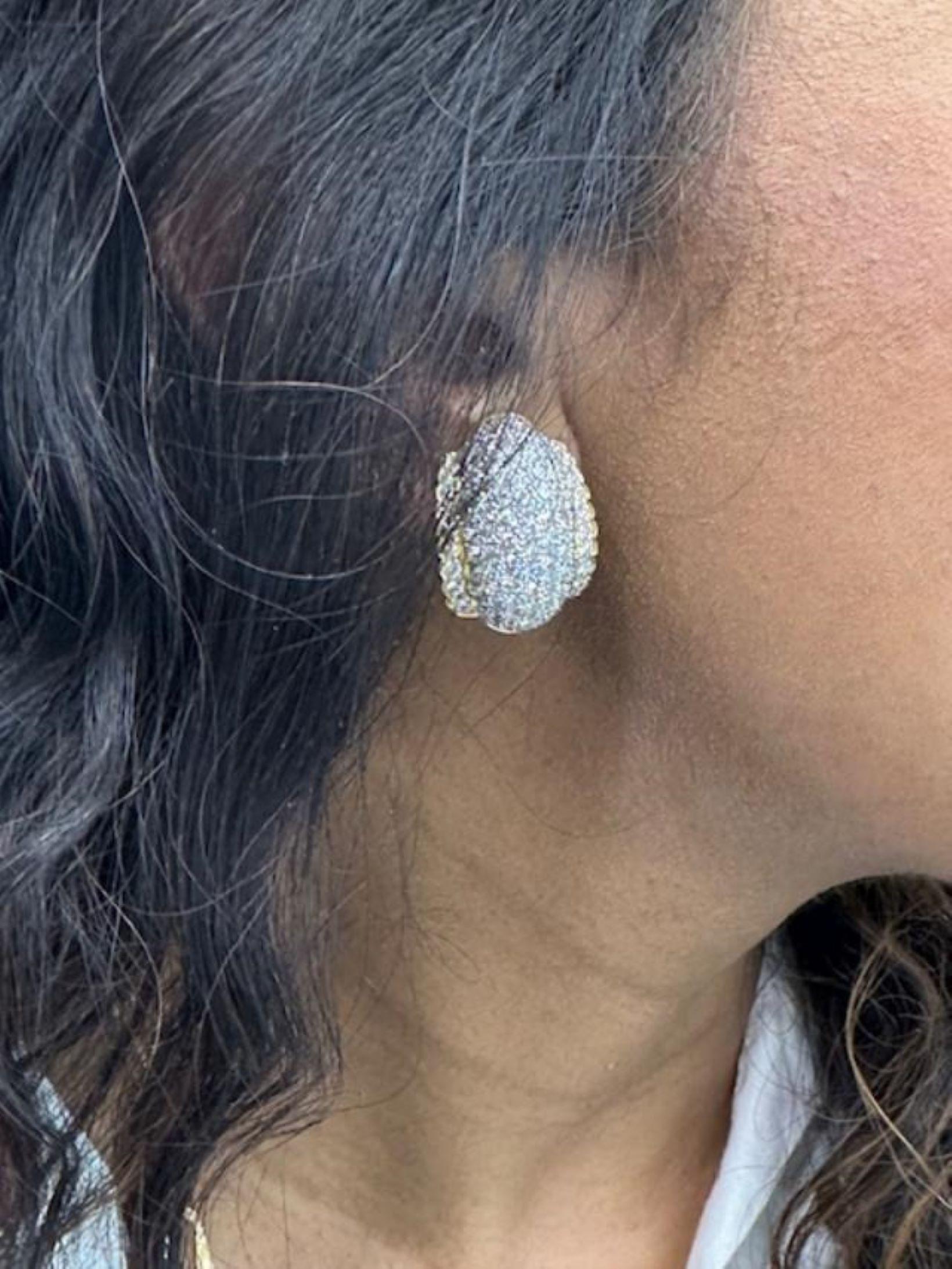 Pendientes de oro de 18 quilates con diamantes engastados en venta 1