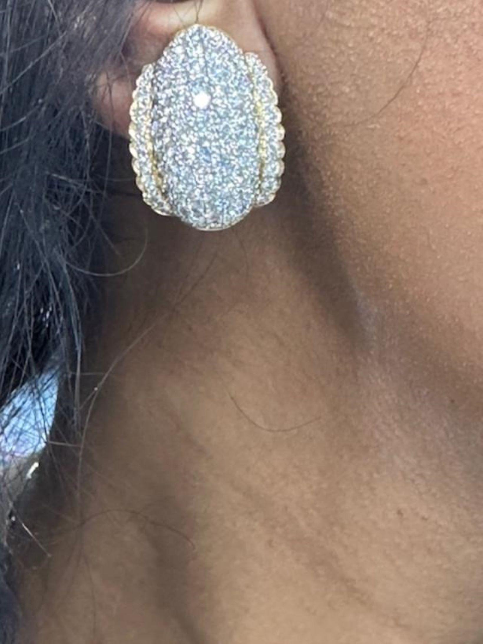 Pendientes de oro de 18 quilates con diamantes engastados en venta 2