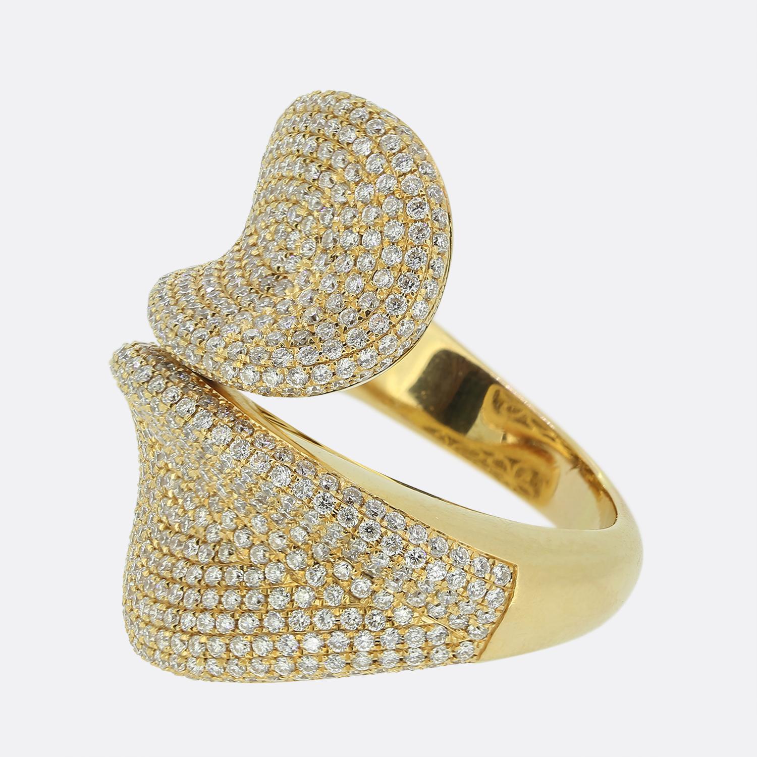 Here we have a stunning 18ct yellow gold diamond crossover ring. This large statement piece has been pave set with over 500 small round brilliant cut diamonds resulting in a highly radiant display.

Condition: Used (Very Good)
Weight: 17.6