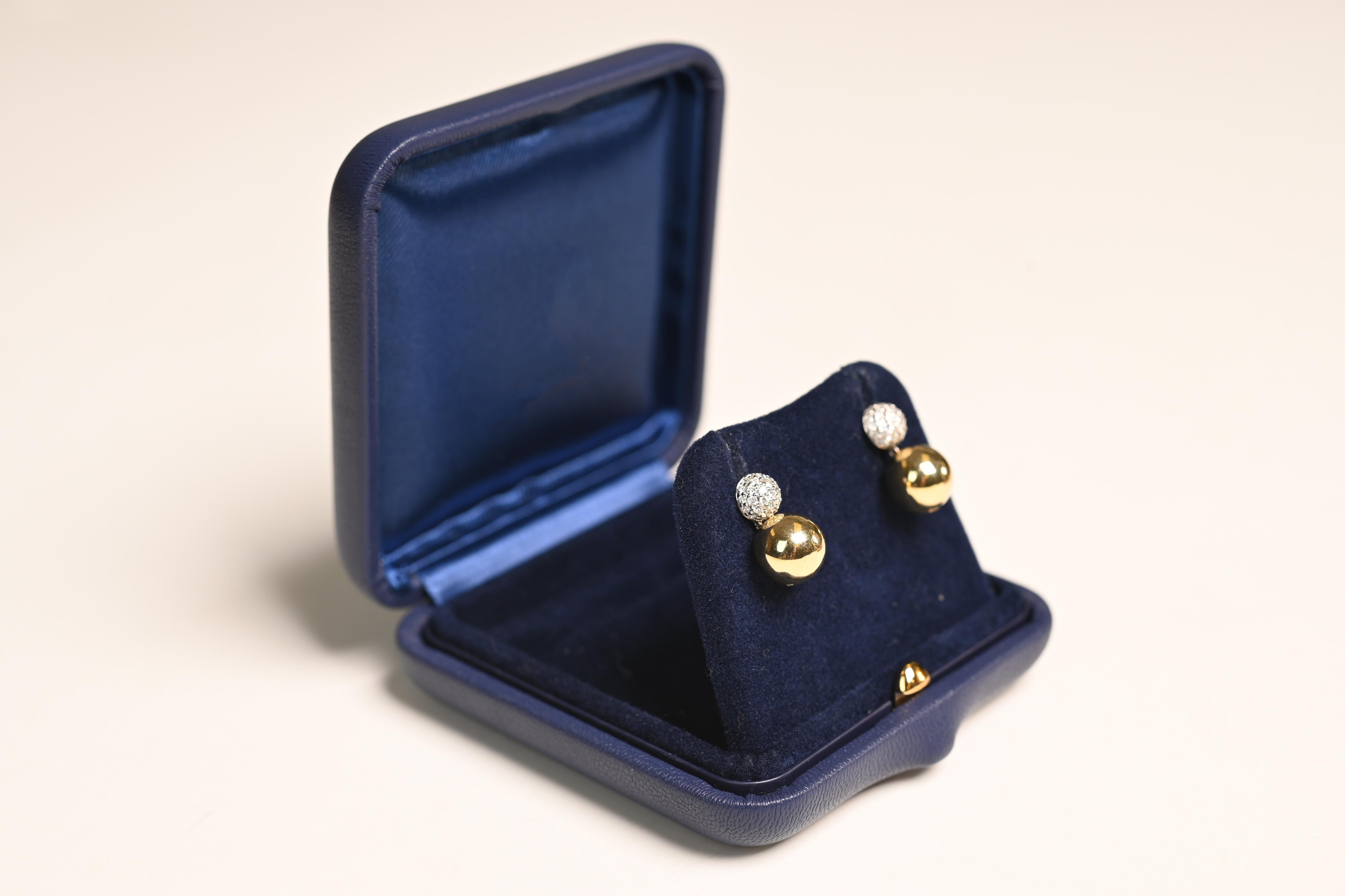 Questo squisito paio di orecchini è la testimonianza di un design senza tempo e di una raffinata lavorazione artigianale. La parte superiore è realizzata in lussuoso oro bianco 18 carati e presenta una silhouette delicatamente bombata che brilla con