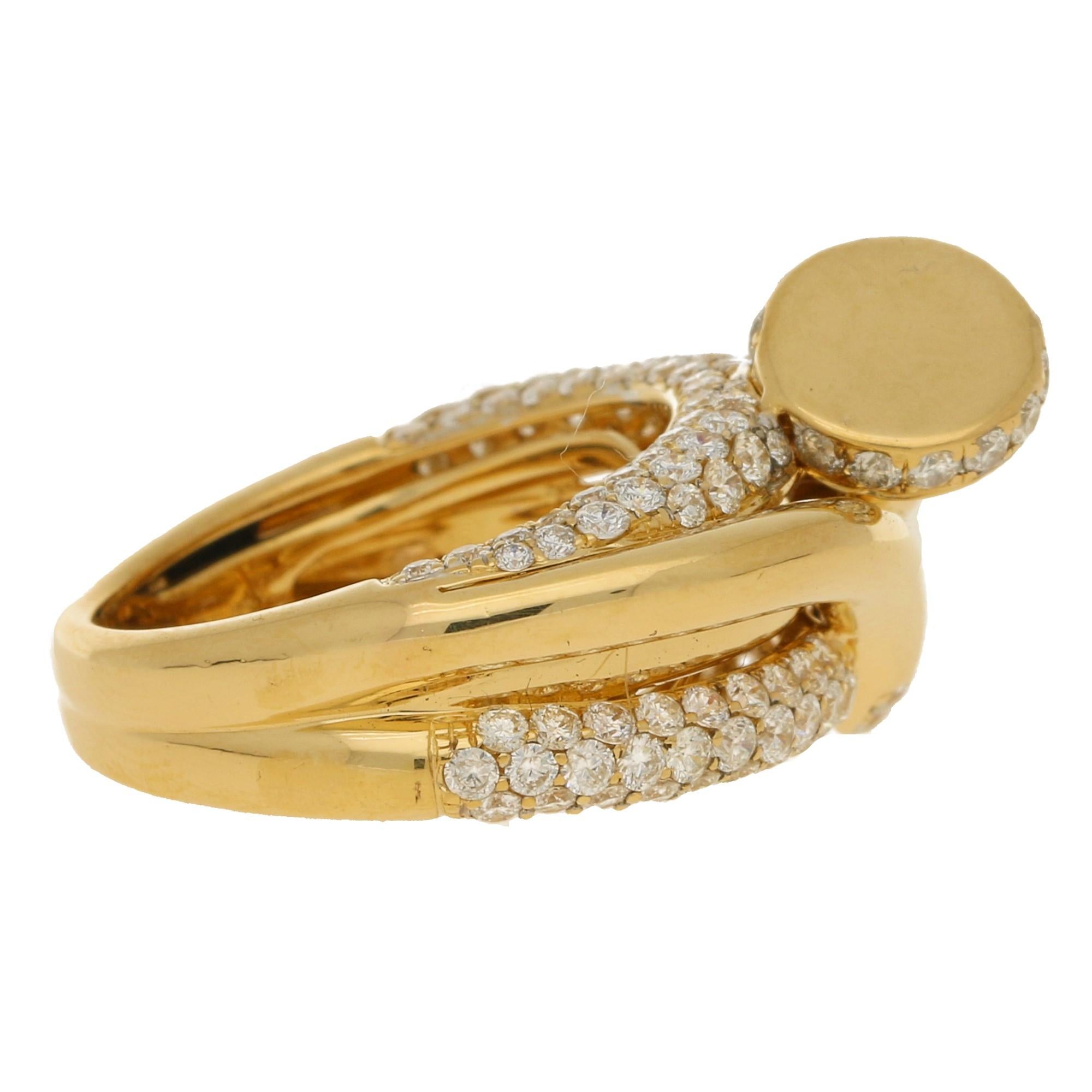 Taille ronde Bague à clous en or jaune 18 carats avec diamants sertis en pavé de 1,97 carat en vente
