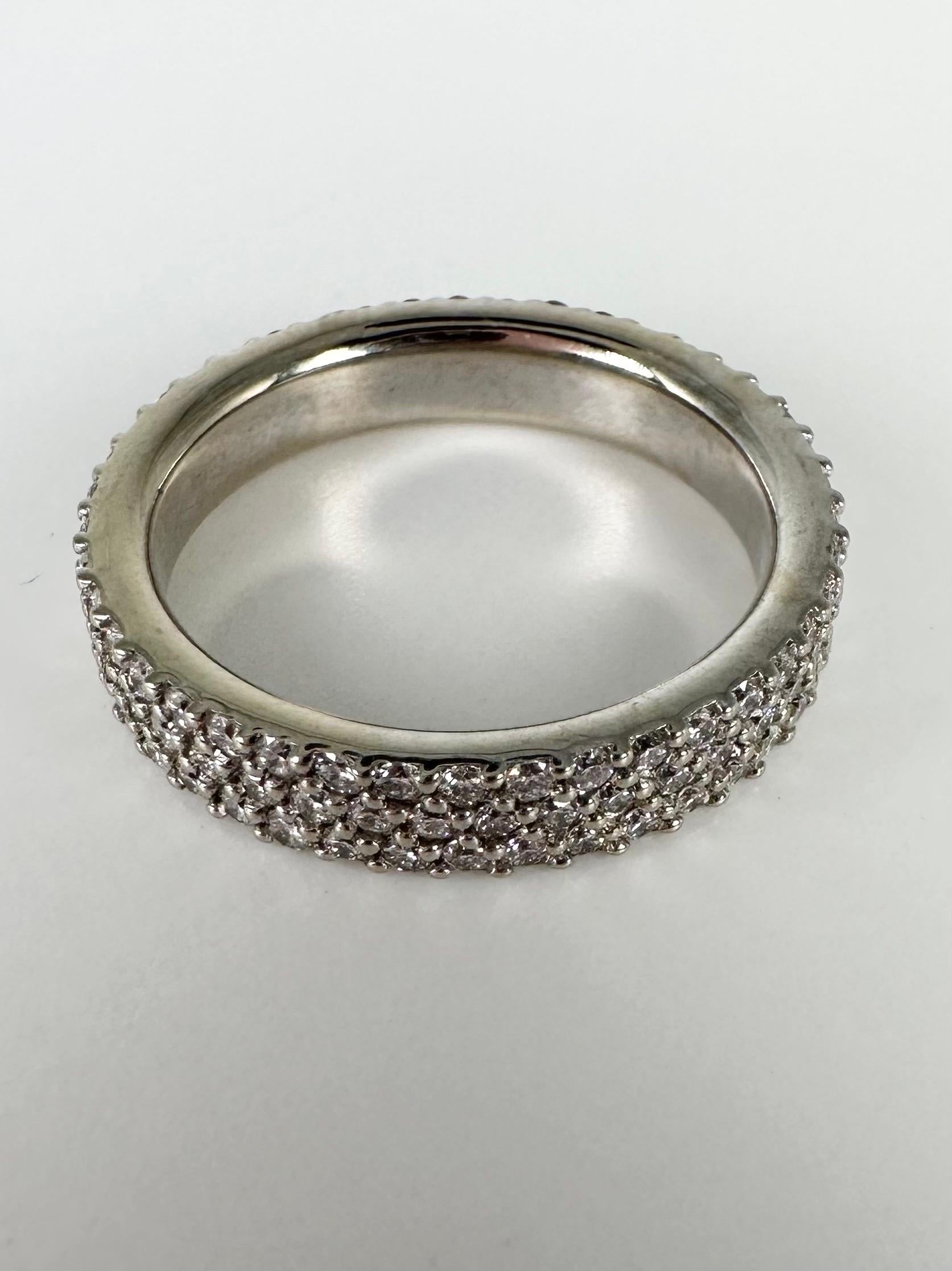 Taille ronde Alliance en or 14 carats avec diamants sertis en pavé et bague en diamant de 1,26 carat en vente