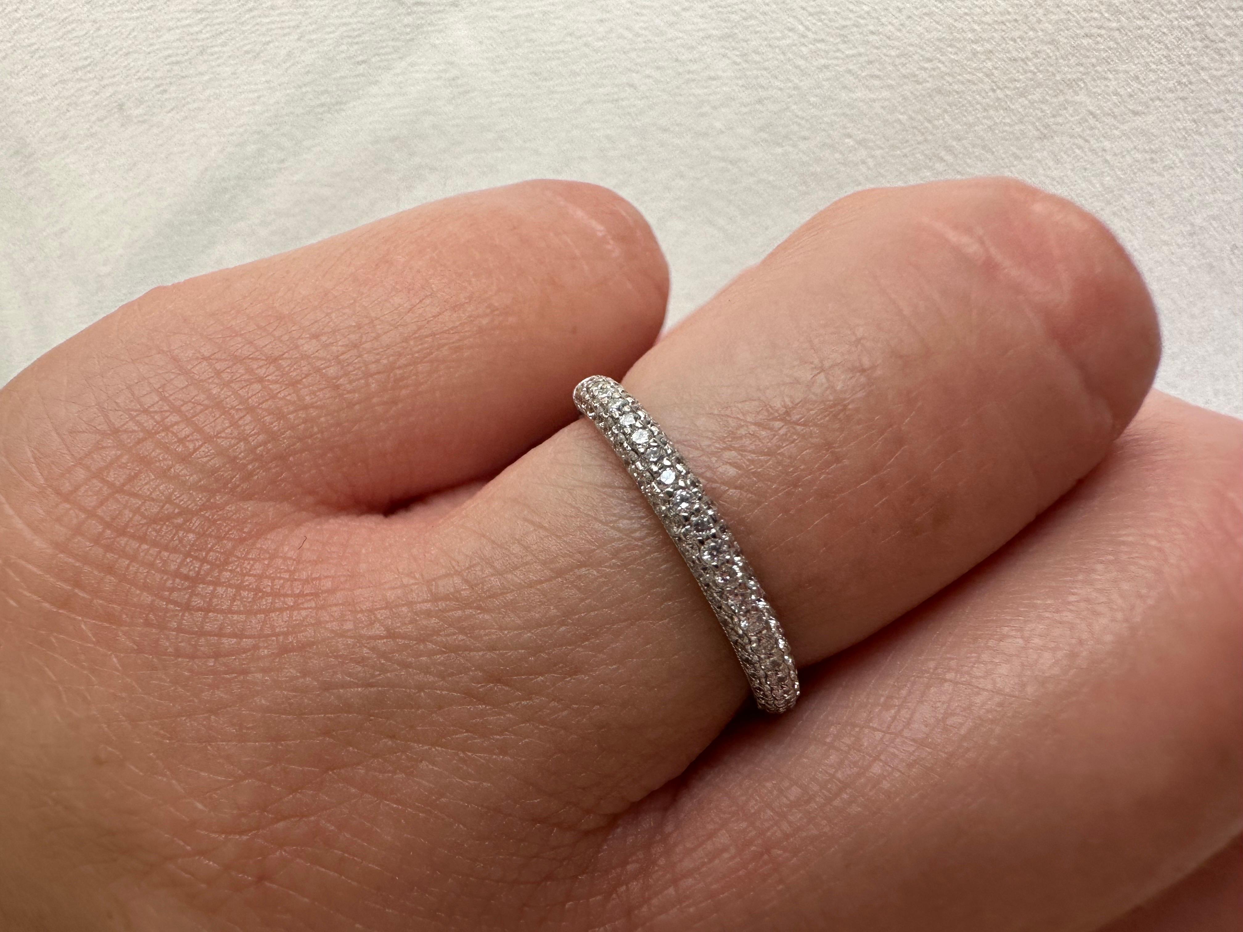 Ehering mit Diamanten in Pavé-Fassung aus 18KT Weißgold für Damen oder Herren im Angebot