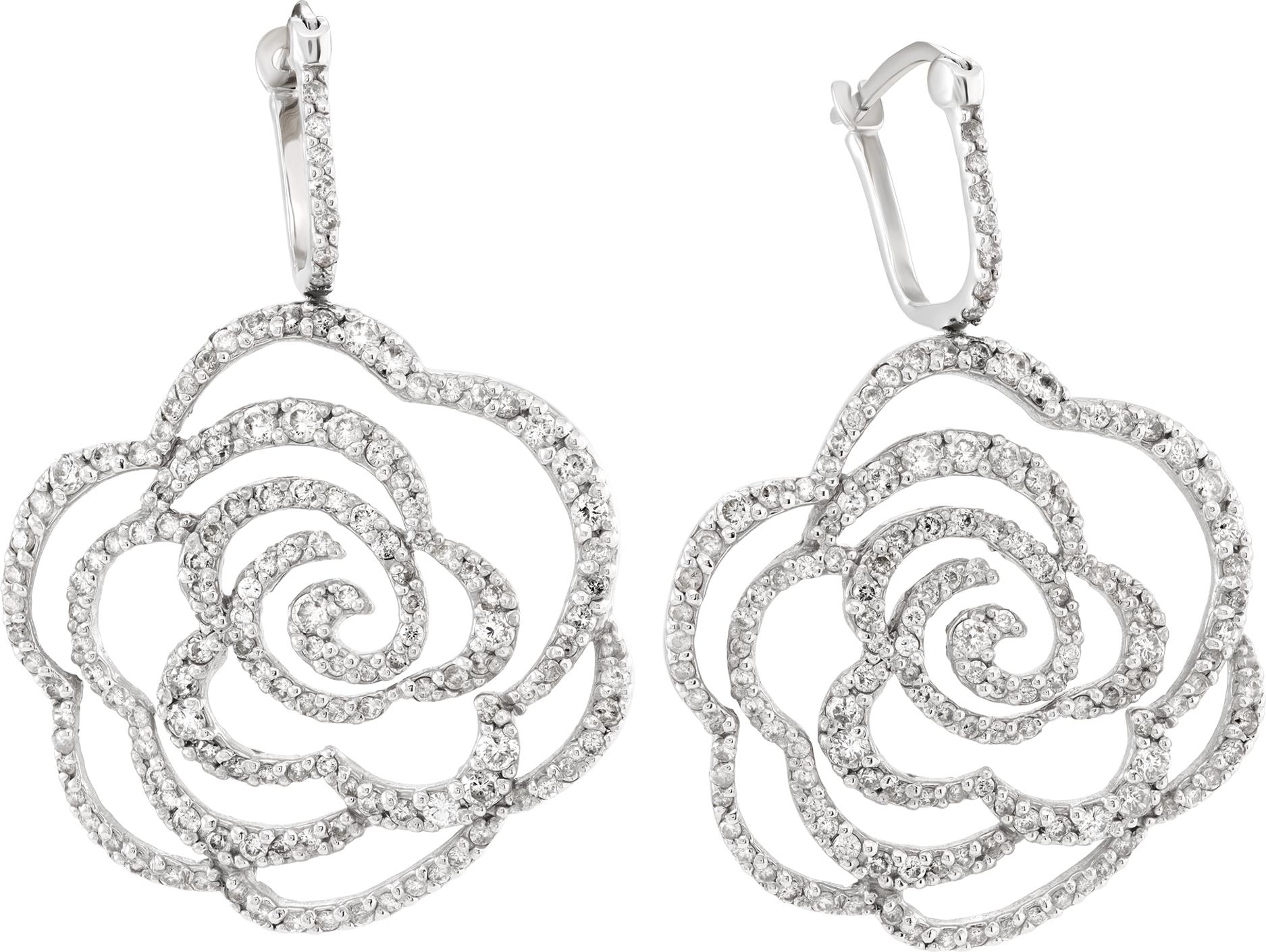 Orecchini a fiore con diamanti incastonati in oro bianco 14k. Circa 1,00 carati di diamanti, colore S-H, purezza VS. Lunghezza di sospensione: 1,50 pollici.