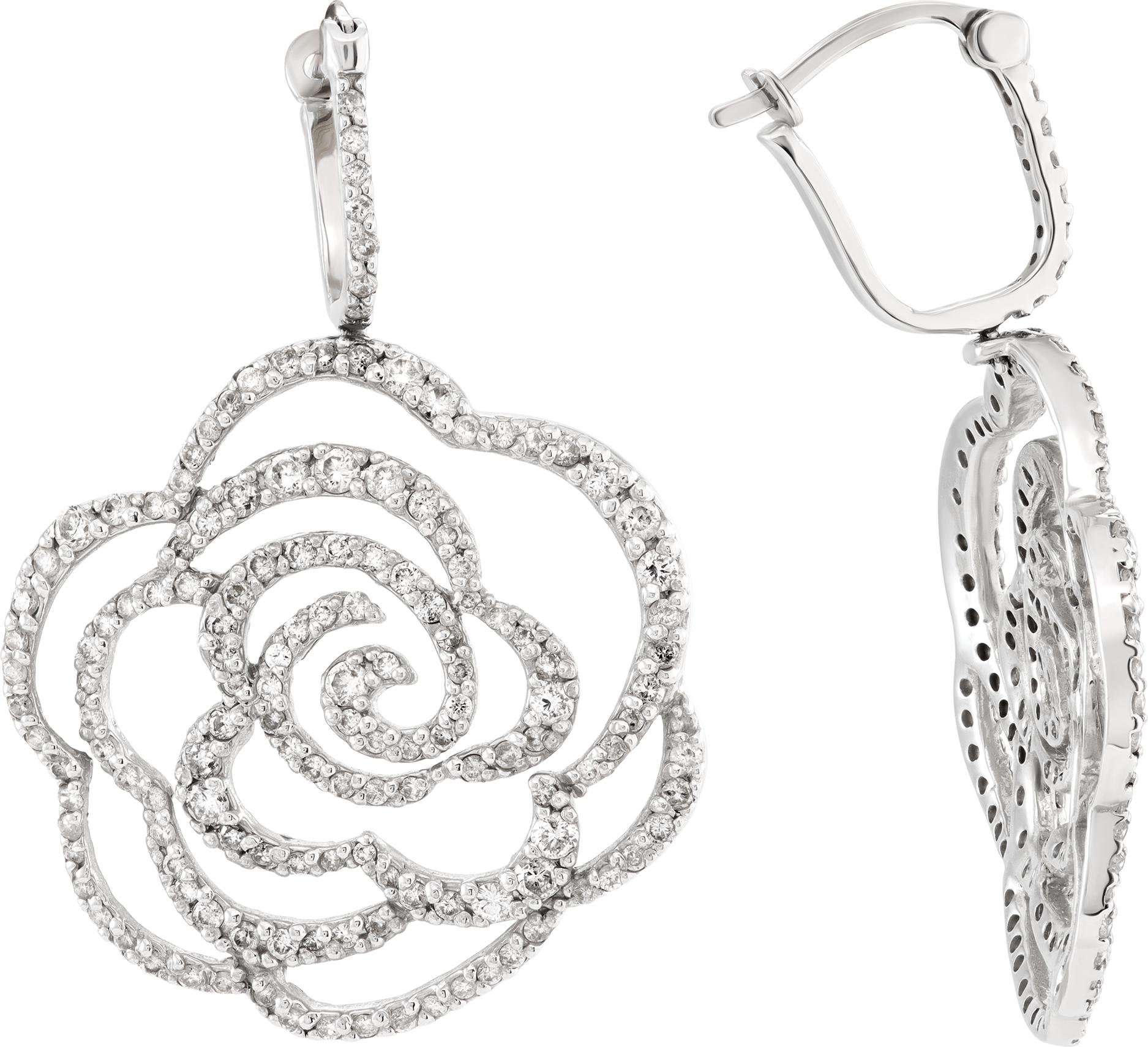 Orecchini a fiore in oro bianco con diamanti incastonati a pavé In condizioni ottime in vendita a Surfside, FL